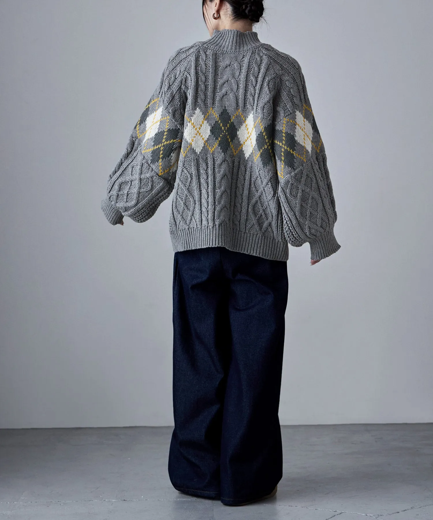 Argyle cable high-neck over knit