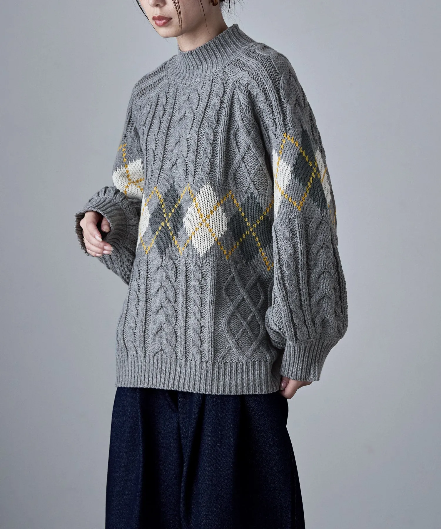 Argyle cable high-neck over knit