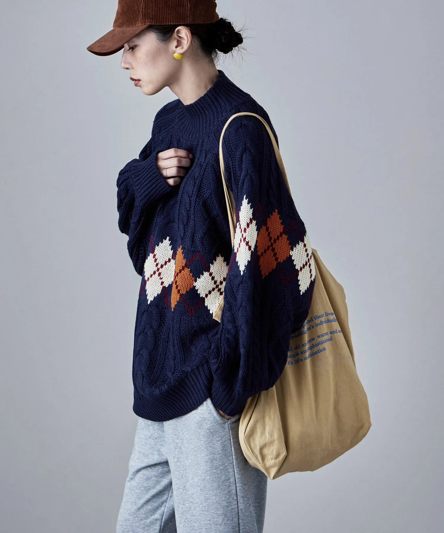 Argyle cable high-neck over knit
