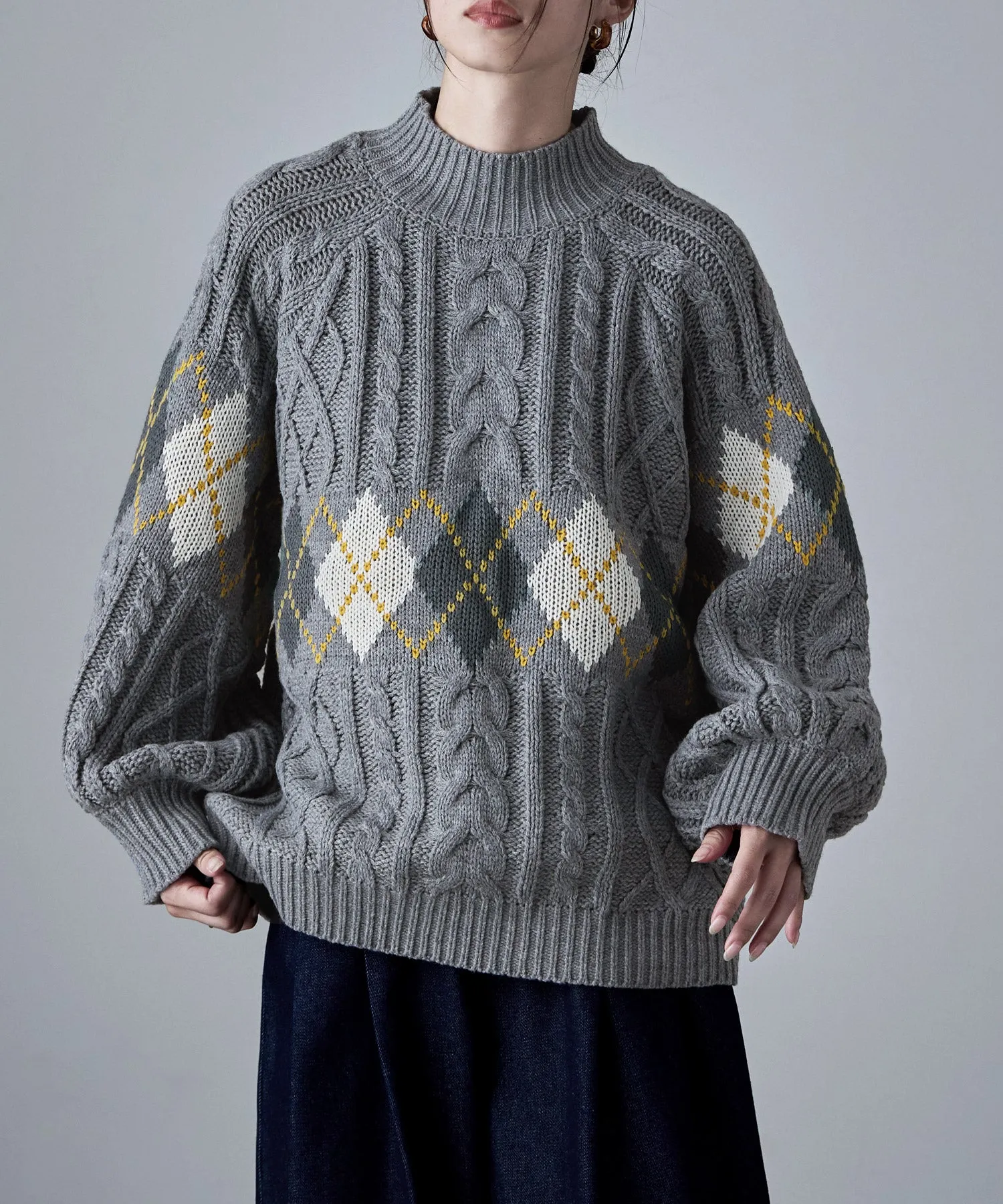 Argyle cable high-neck over knit