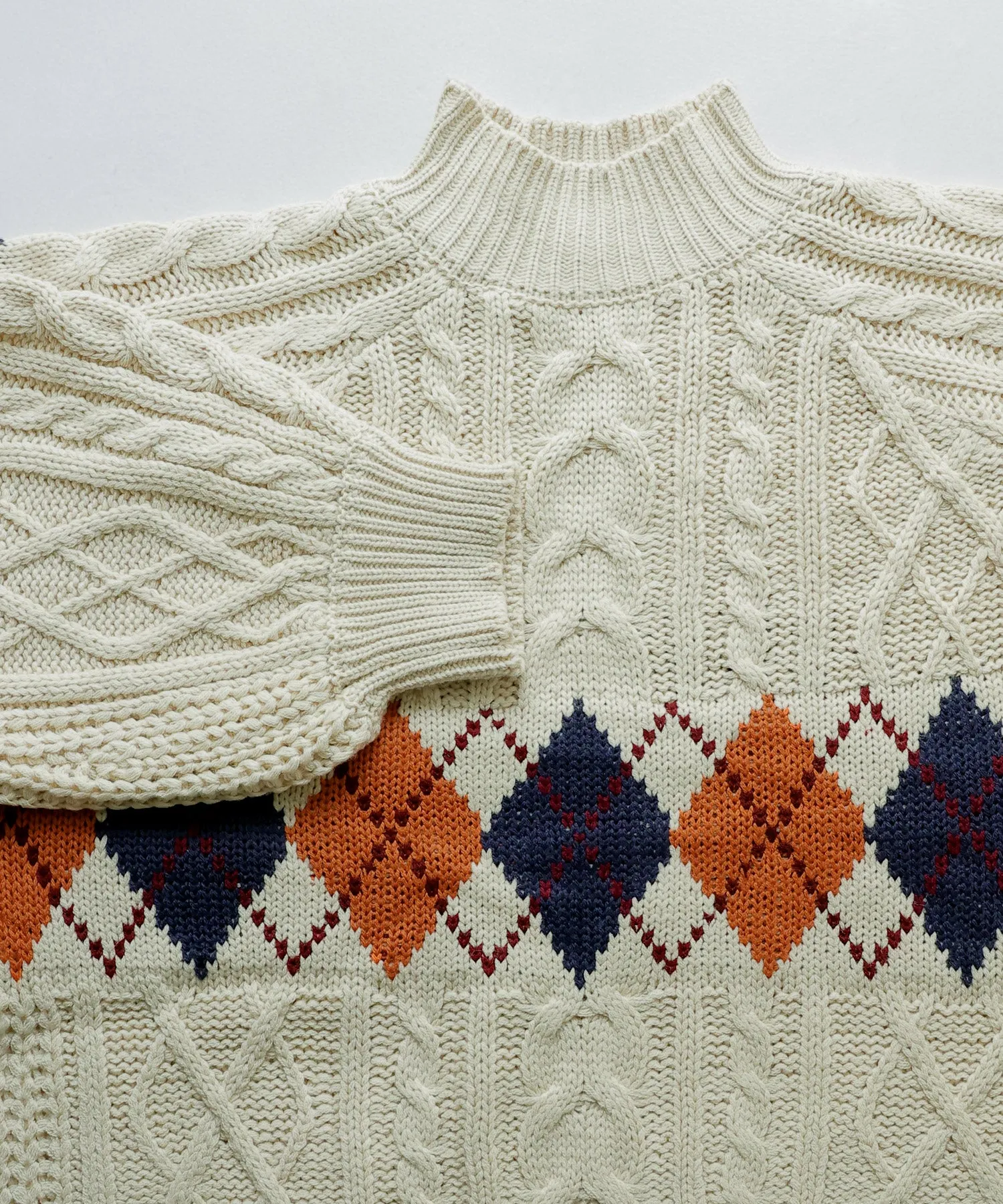 Argyle cable high-neck over knit