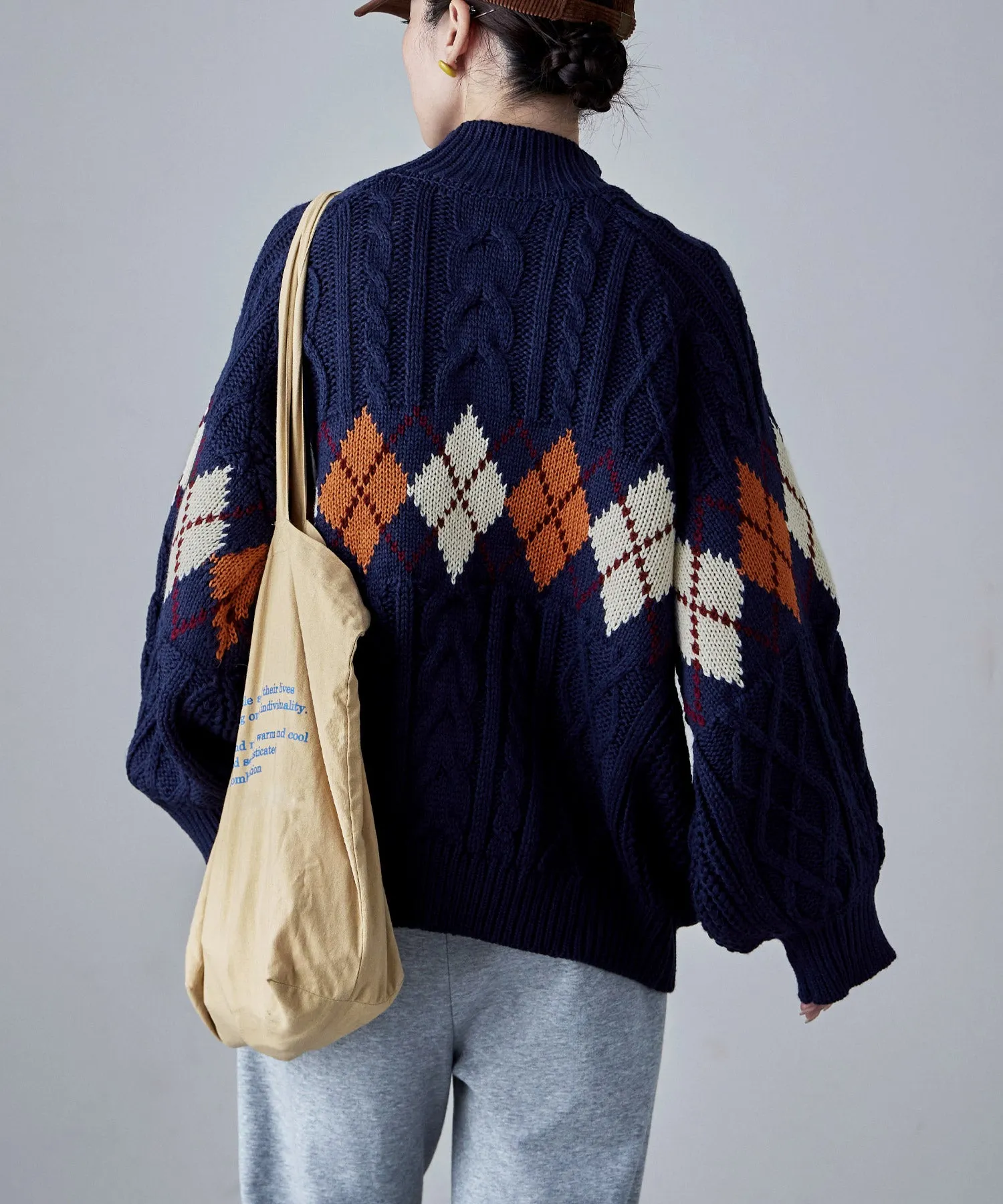 Argyle cable high-neck over knit