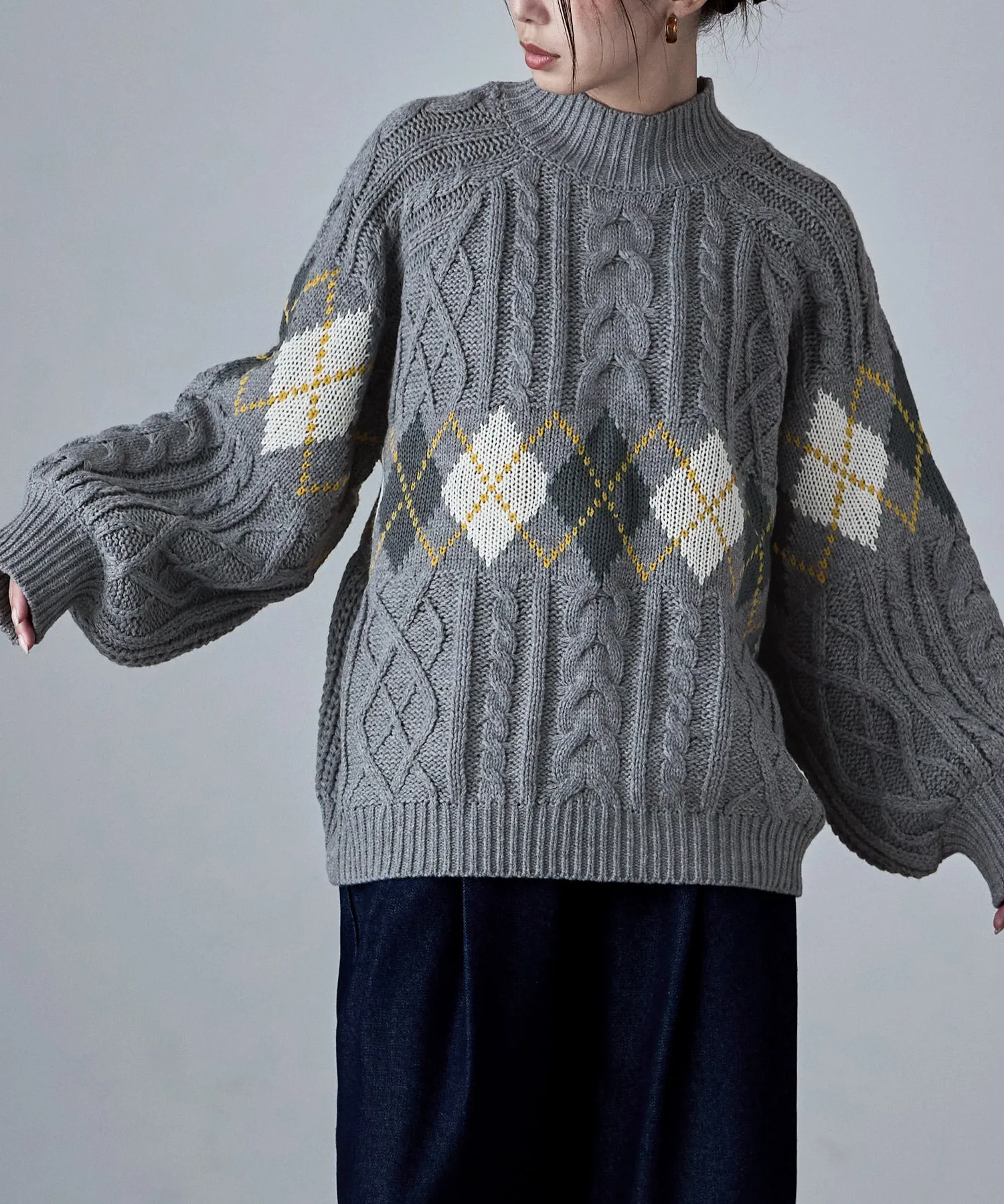 Argyle cable high-neck over knit