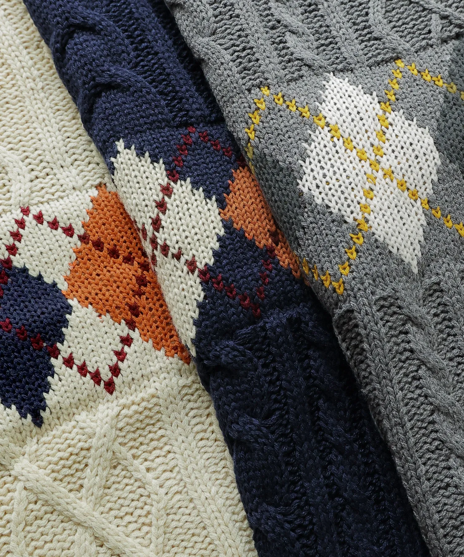 Argyle cable high-neck over knit