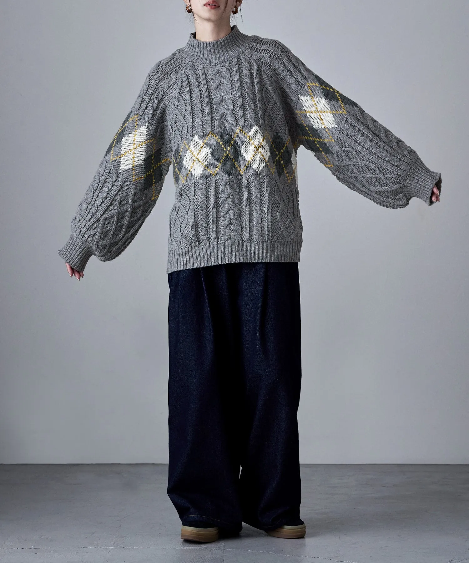 Argyle cable high-neck over knit