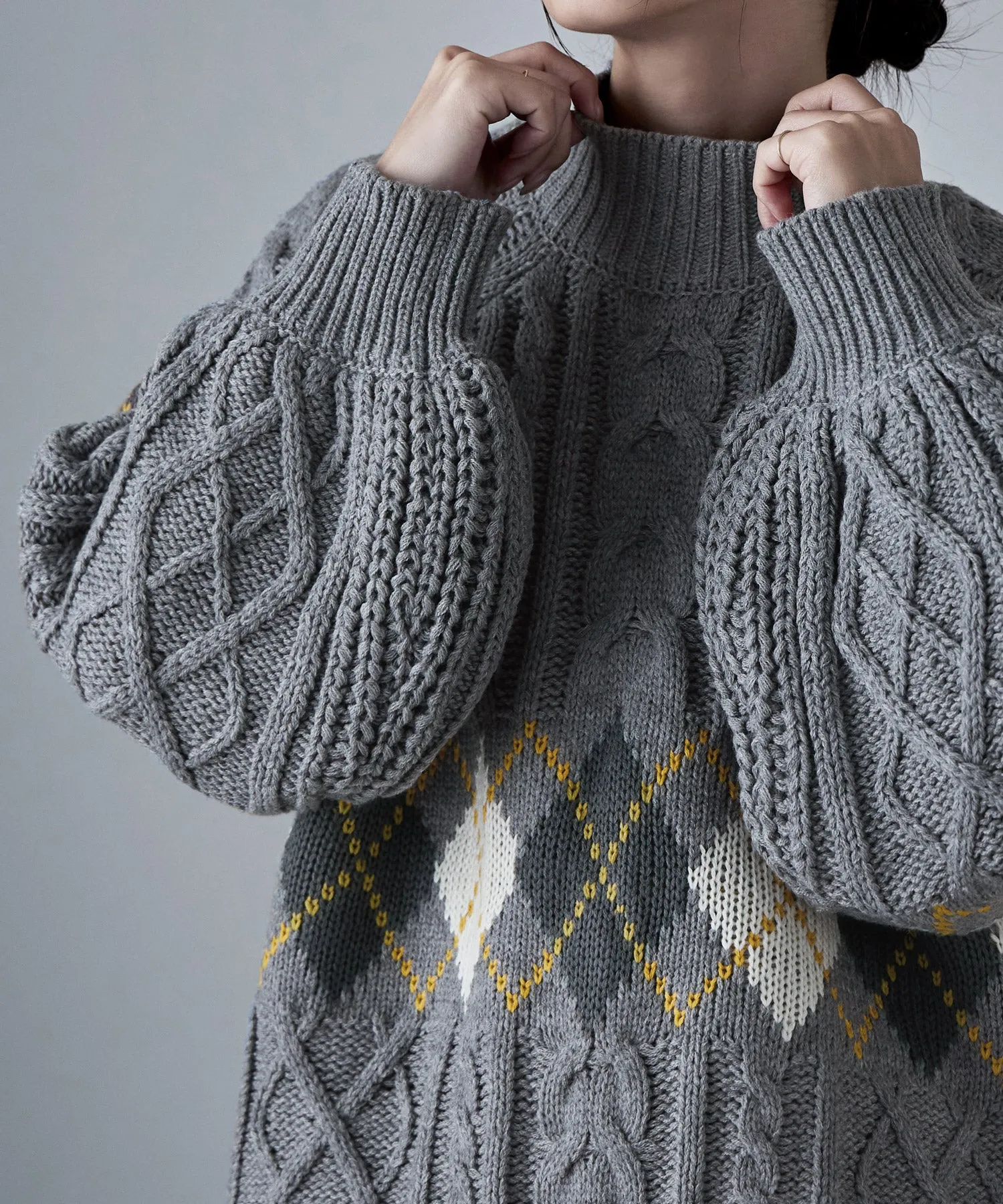 Argyle cable high-neck over knit