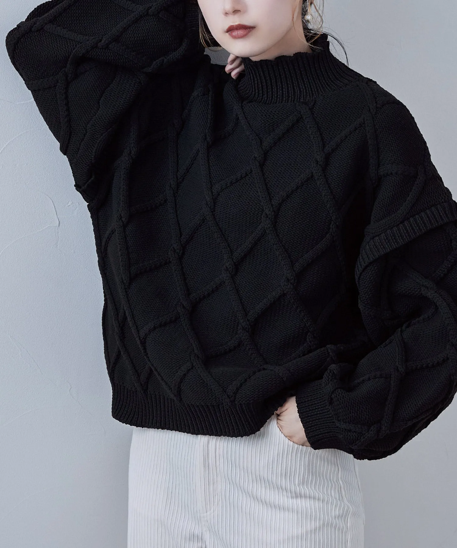 Diamond pattern cable high neck knit