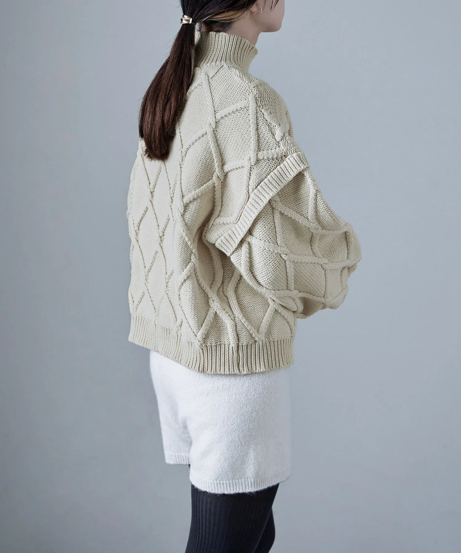 Diamond pattern cable high neck knit