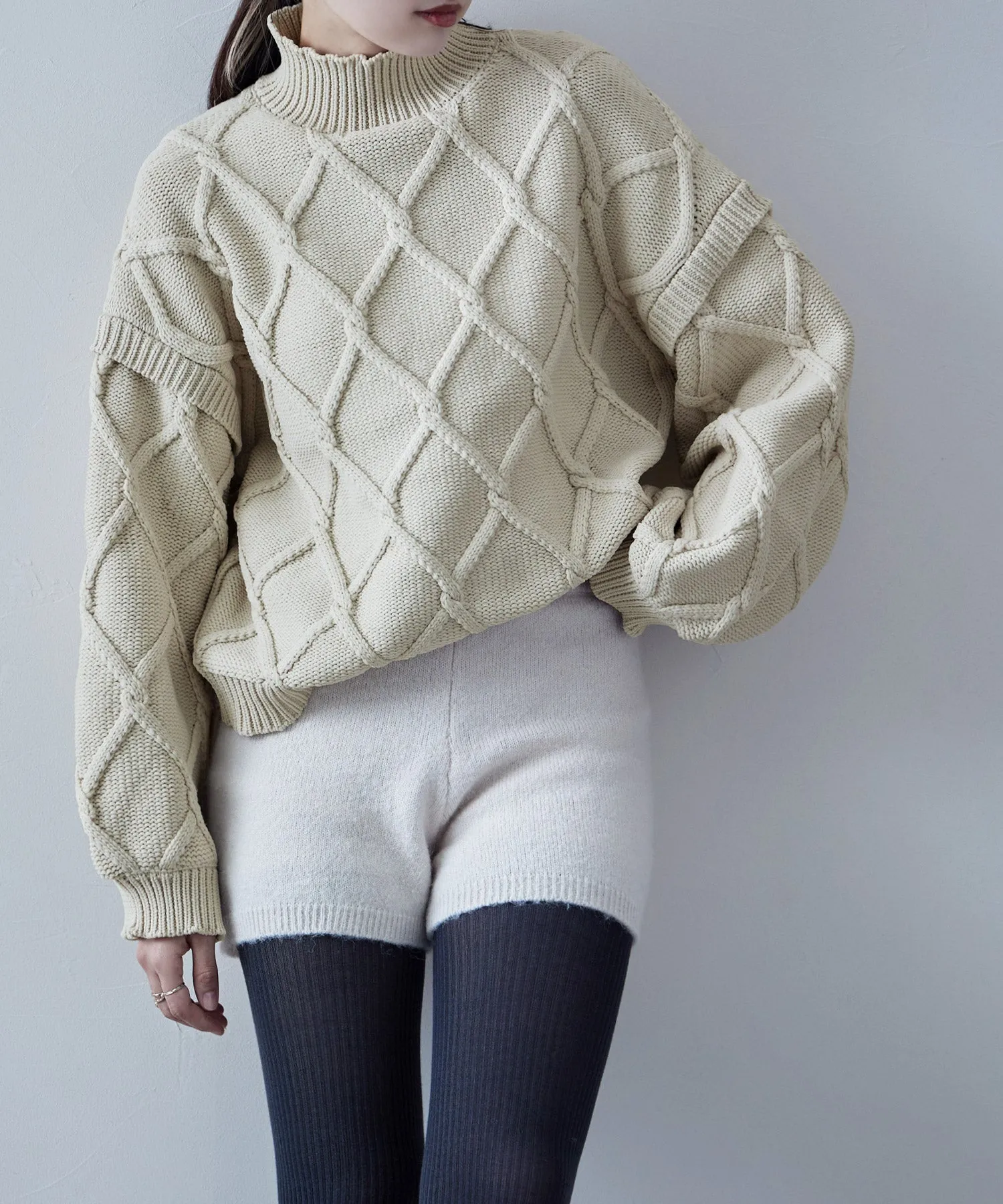 Diamond pattern cable high neck knit