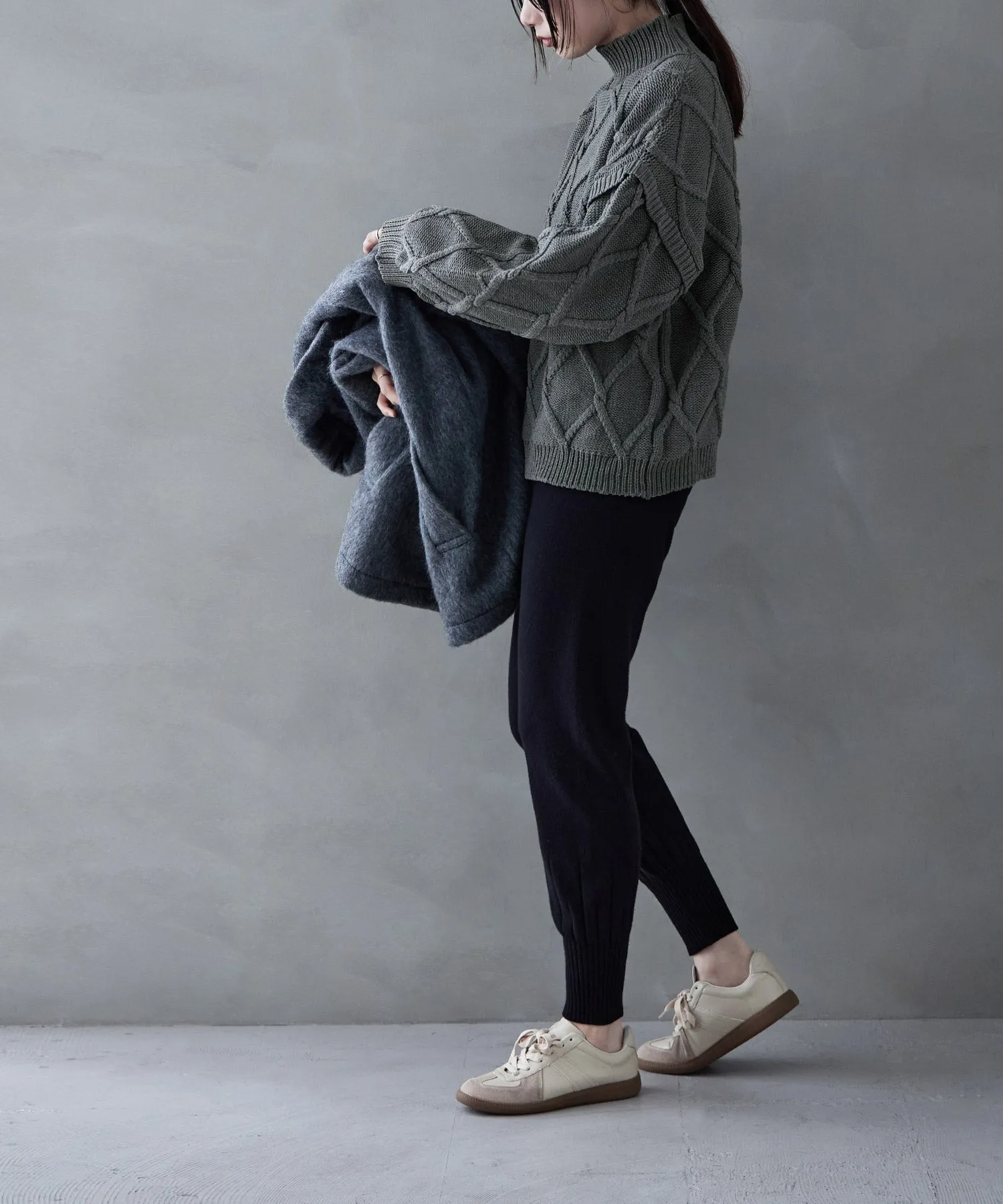 Diamond pattern cable high neck knit