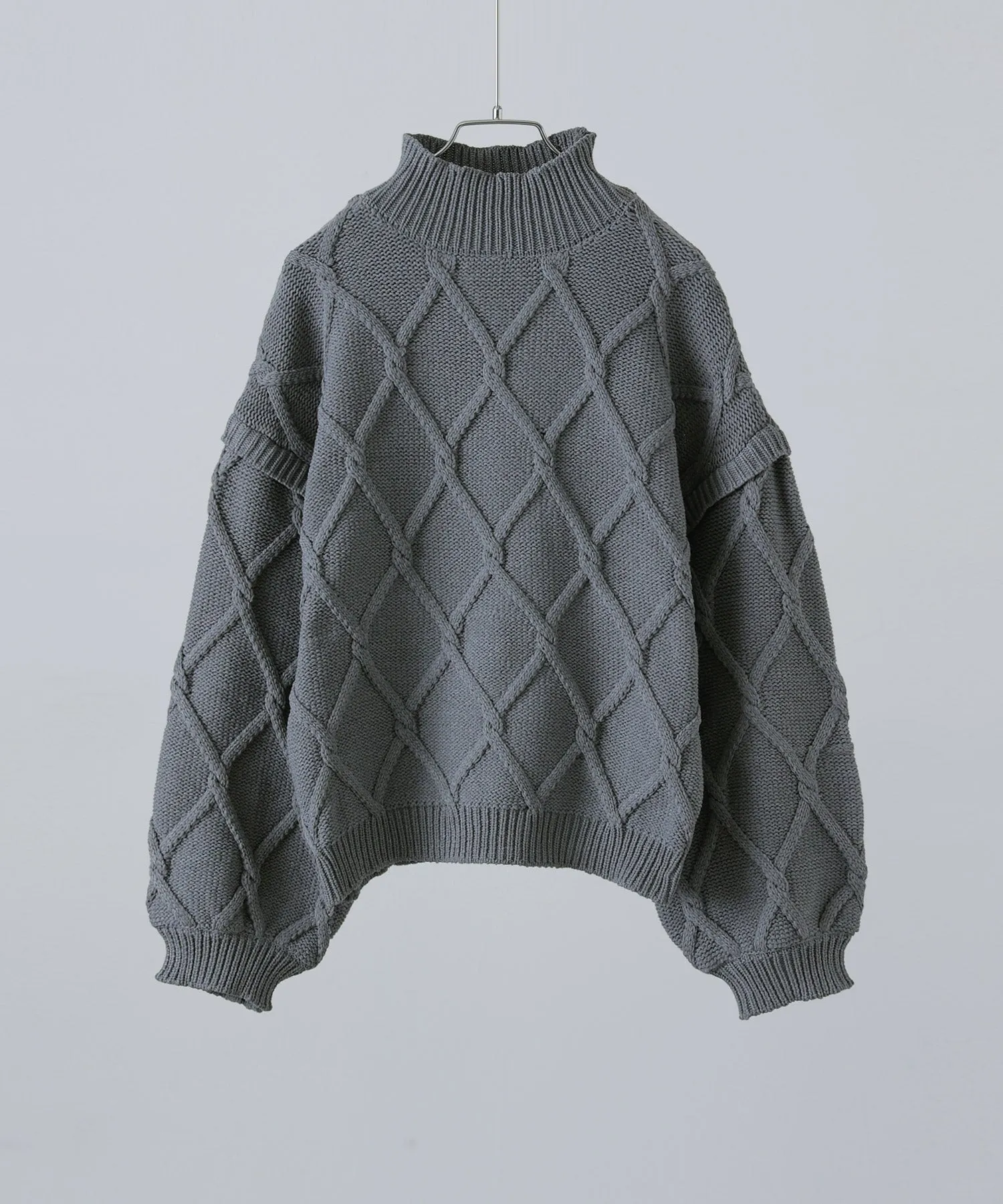 Diamond pattern cable high neck knit