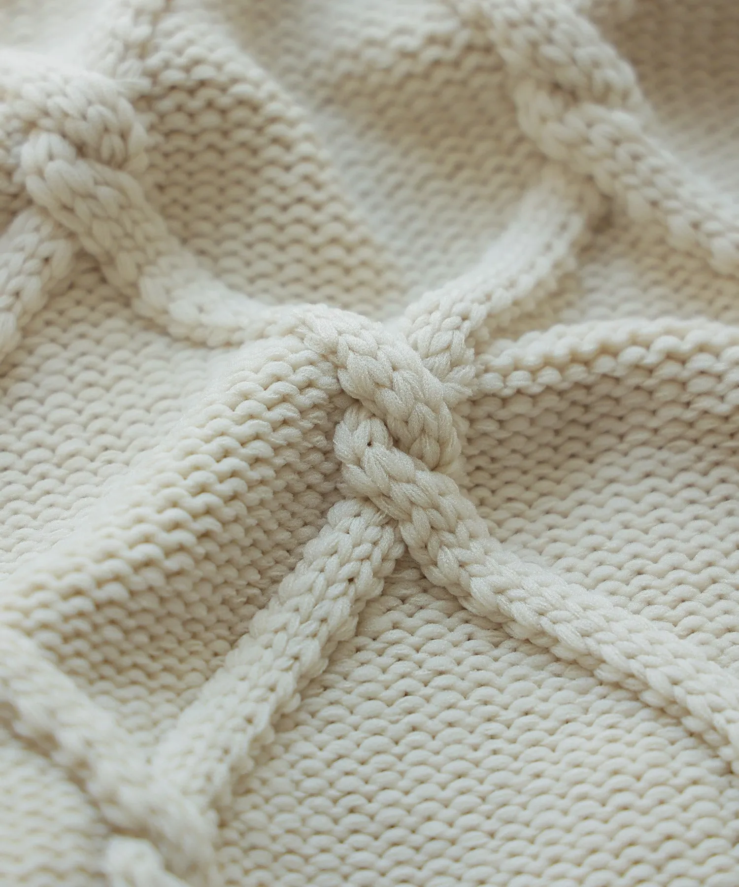 Diamond pattern cable high neck knit