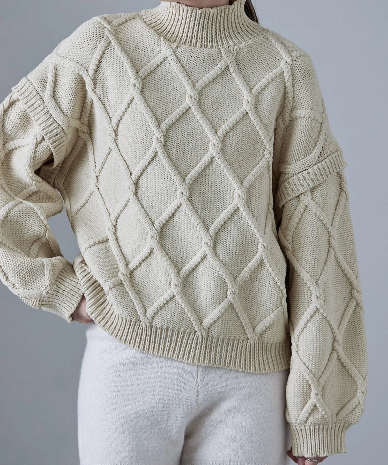Diamond pattern cable high neck knit