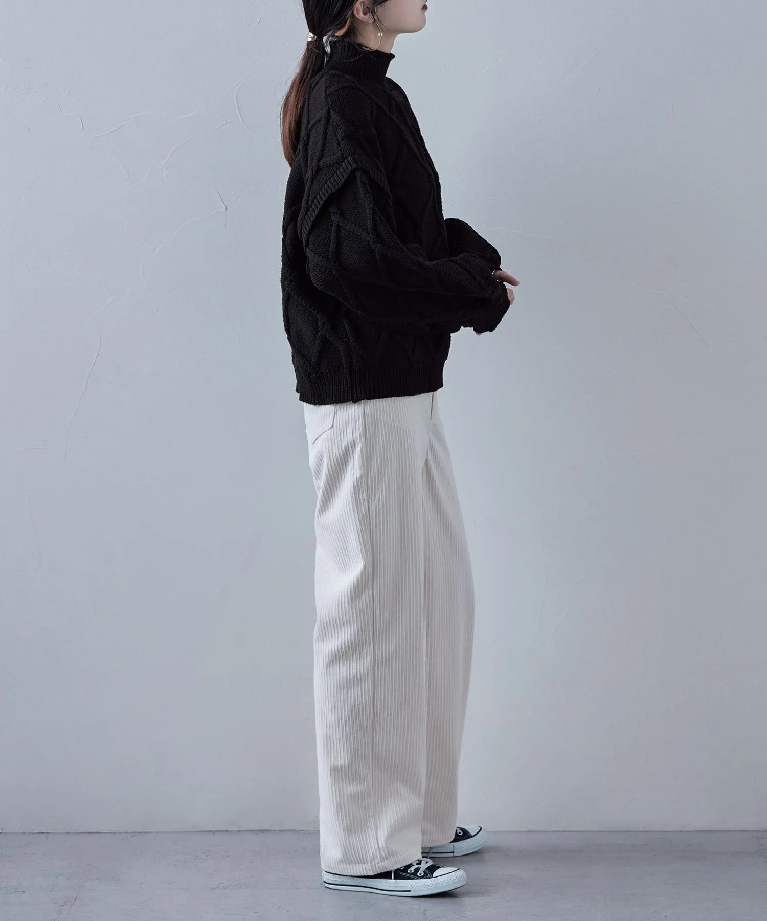 Diamond pattern cable high neck knit