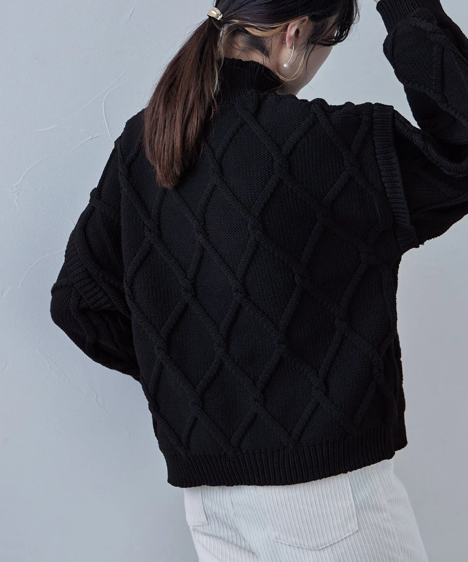 Diamond pattern cable high neck knit