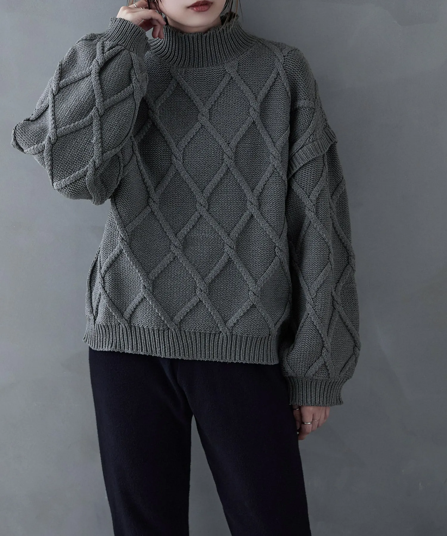 Diamond pattern cable high neck knit