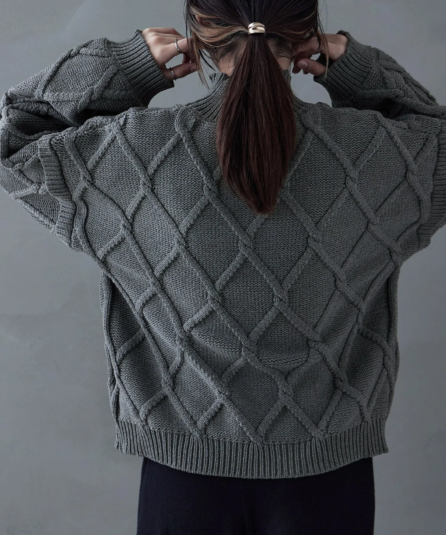 Diamond pattern cable high neck knit