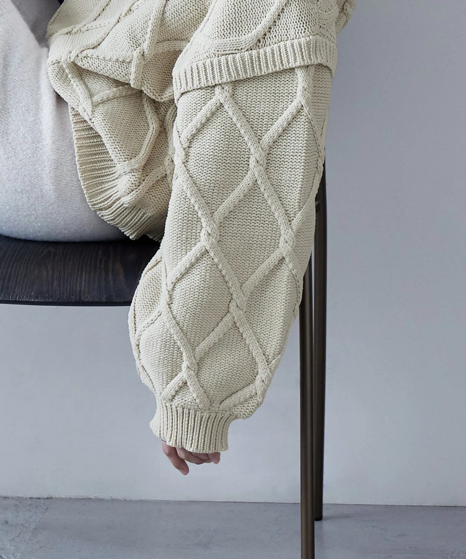 Diamond pattern cable high neck knit