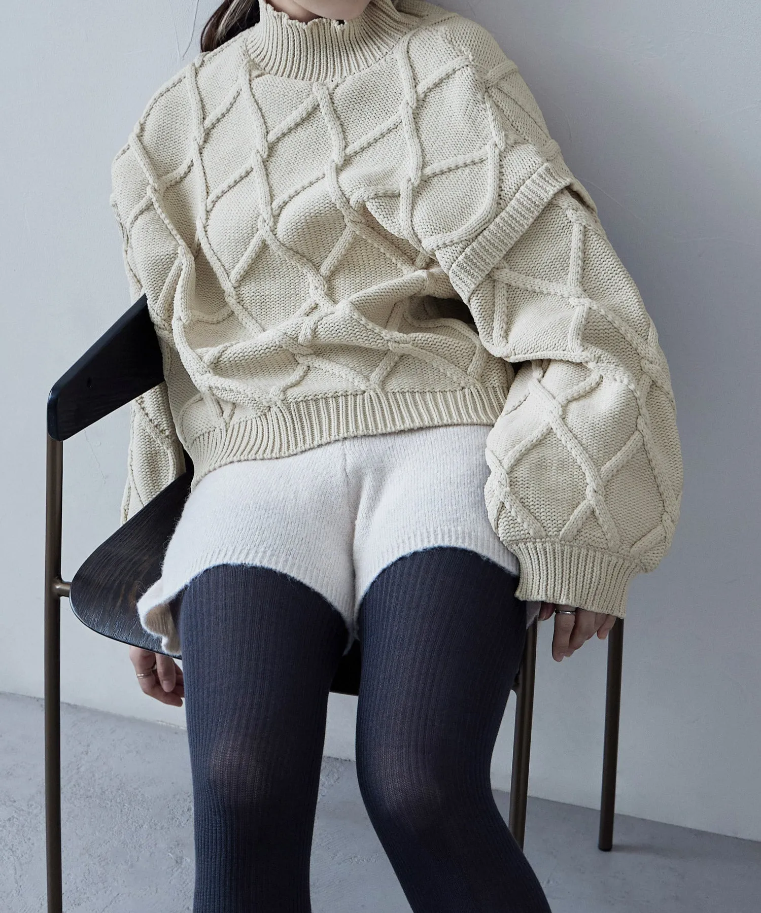 Diamond pattern cable high neck knit