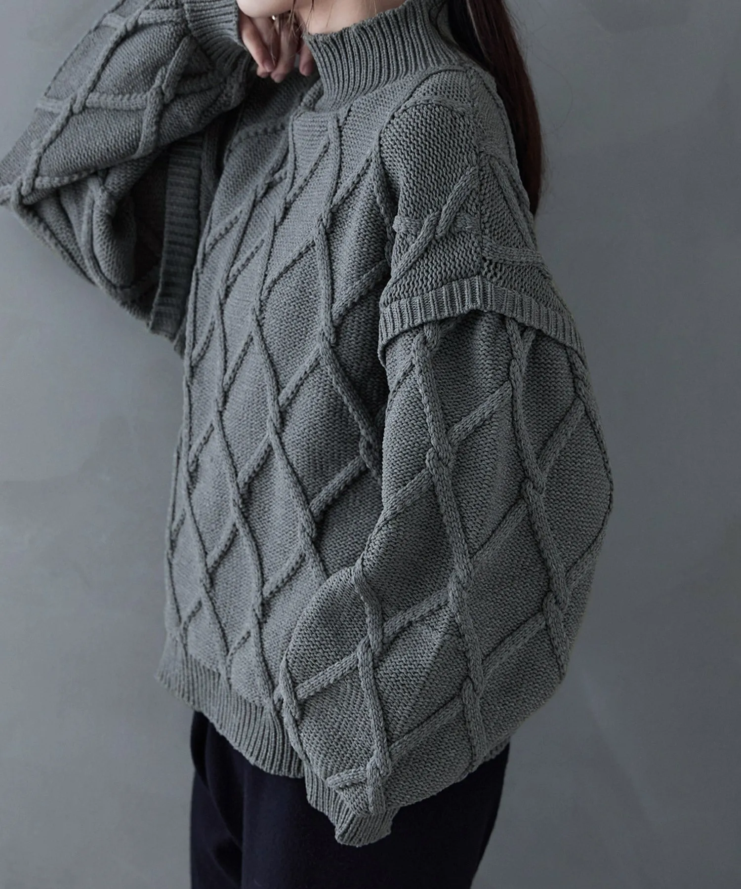 Diamond pattern cable high neck knit