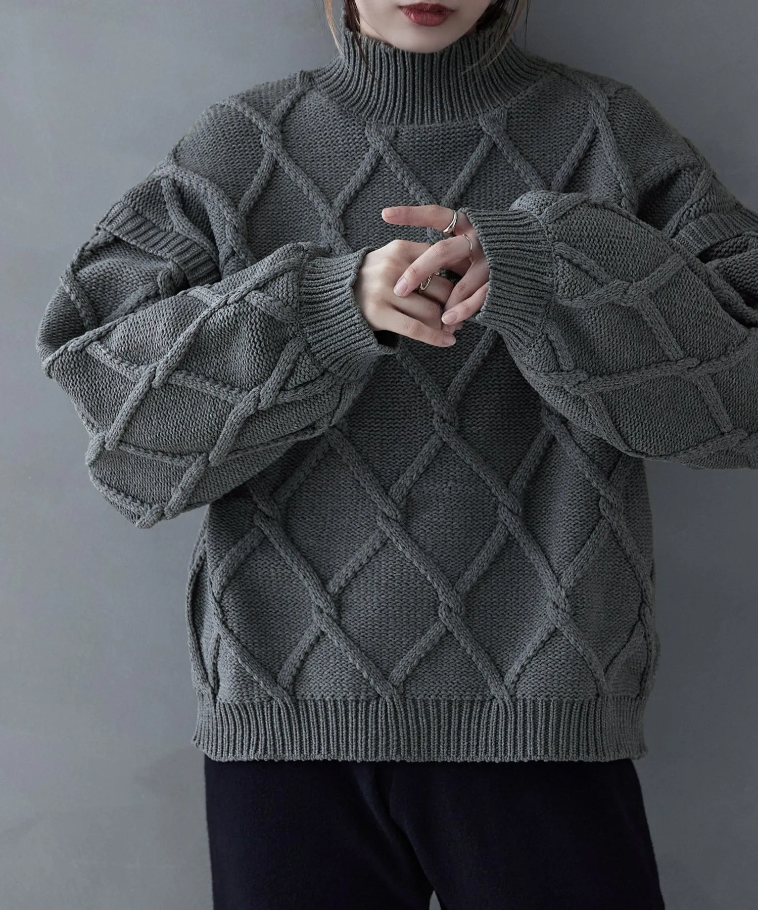 Diamond pattern cable high neck knit
