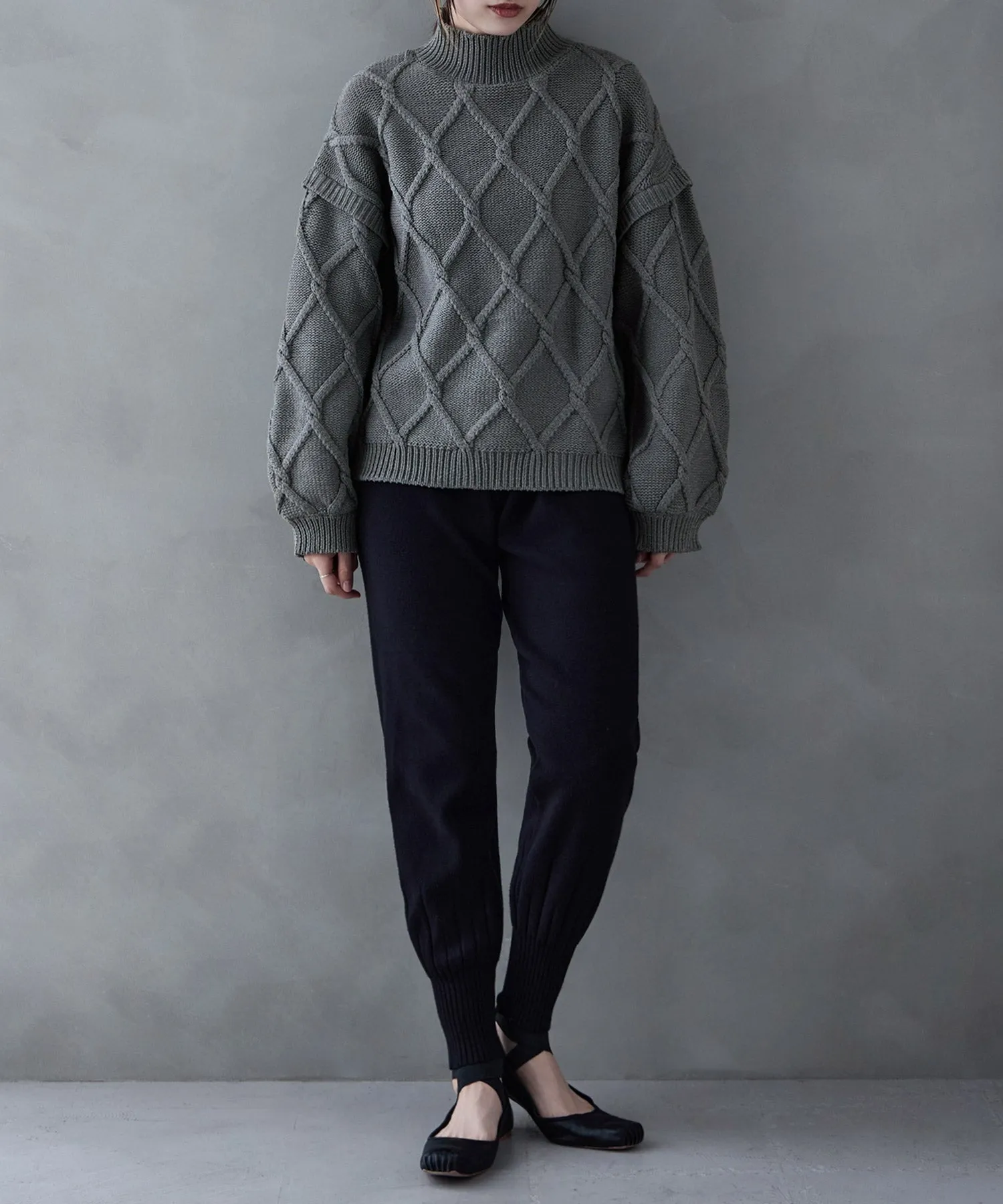 Diamond pattern cable high neck knit