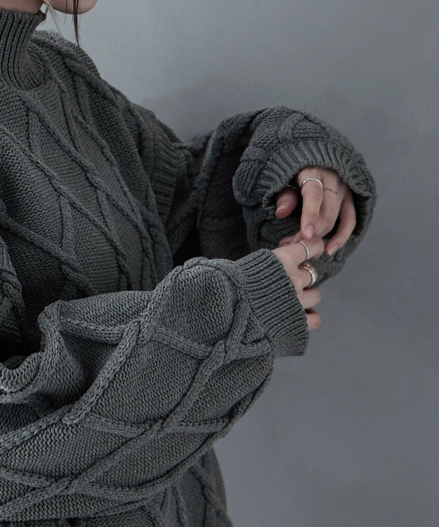Diamond pattern cable high neck knit