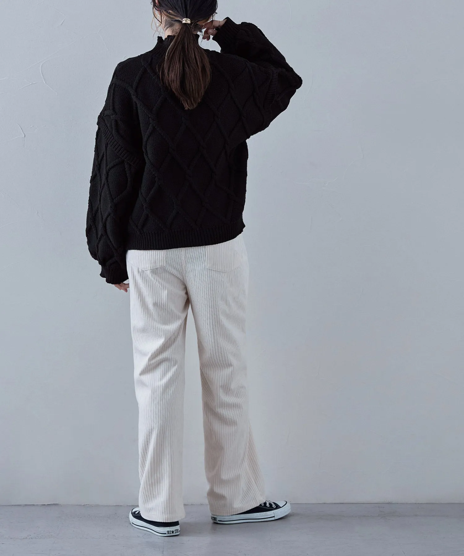 Diamond pattern cable high neck knit