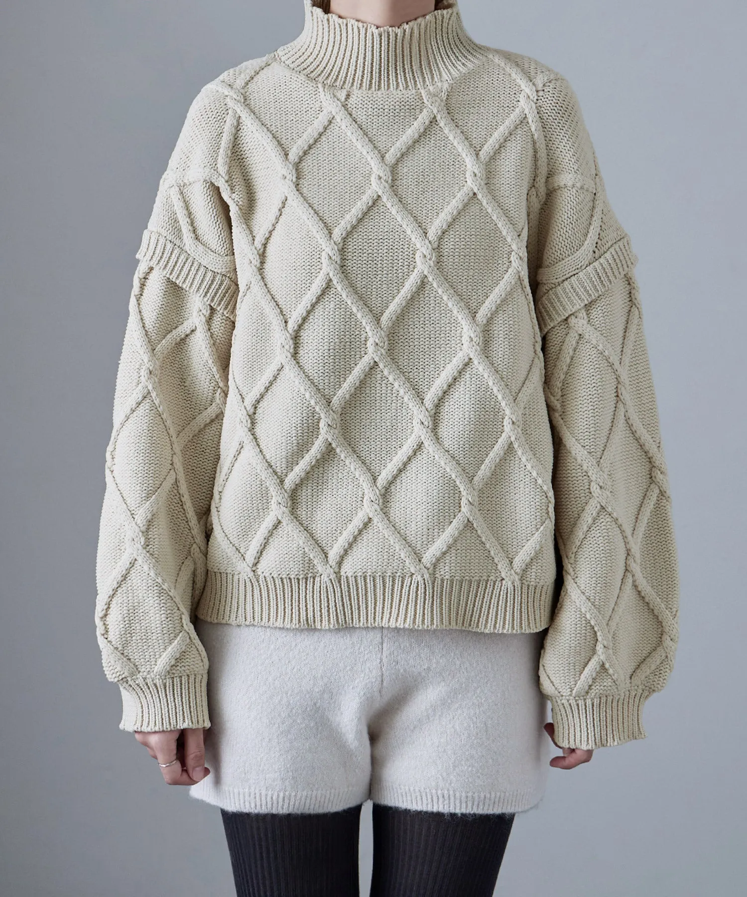 Diamond pattern cable high neck knit