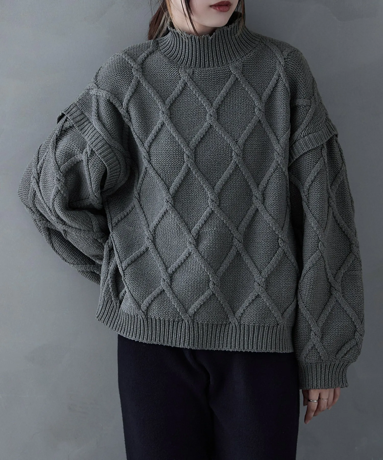 Diamond pattern cable high neck knit