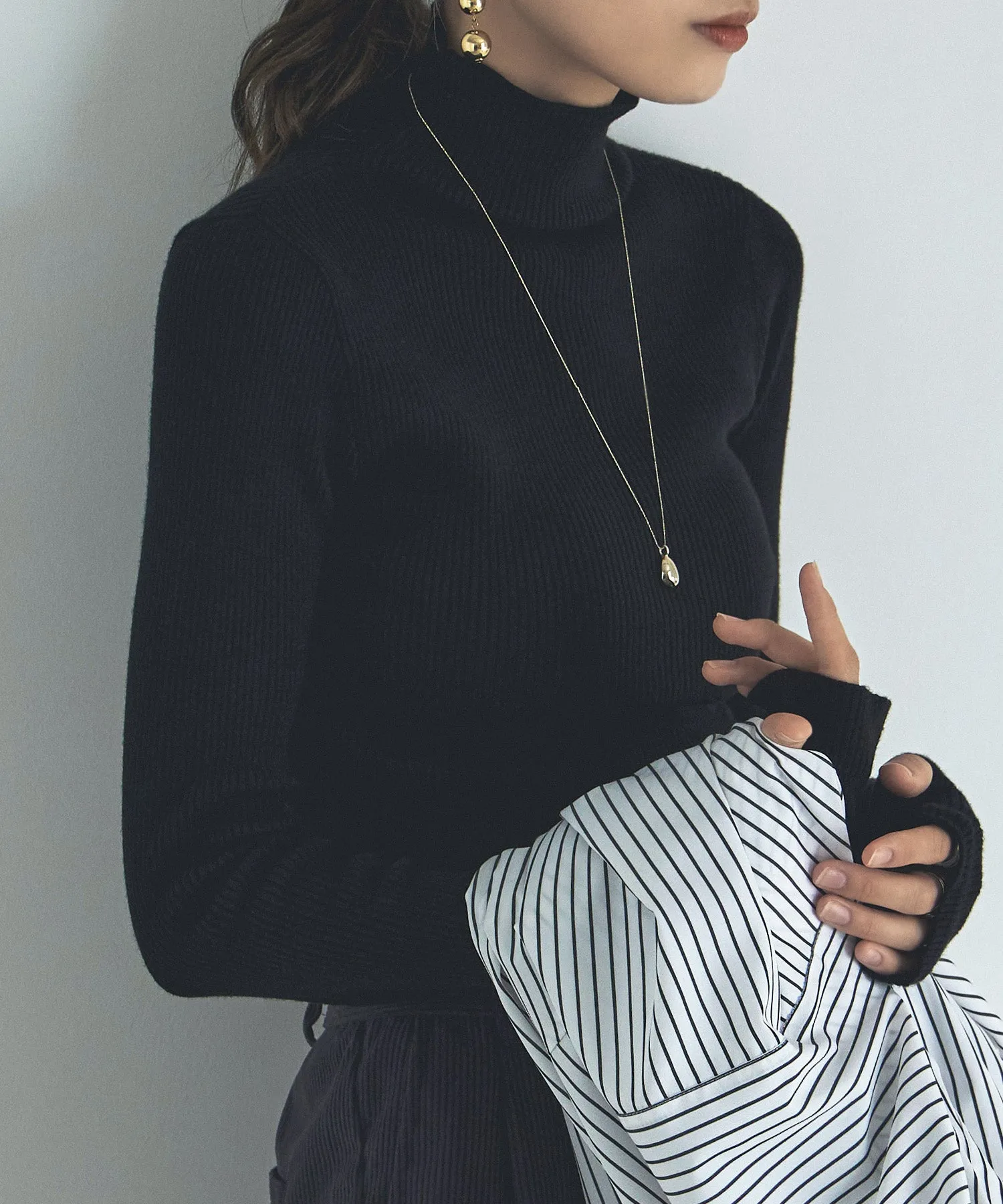 Finger hole high-neck rib knit