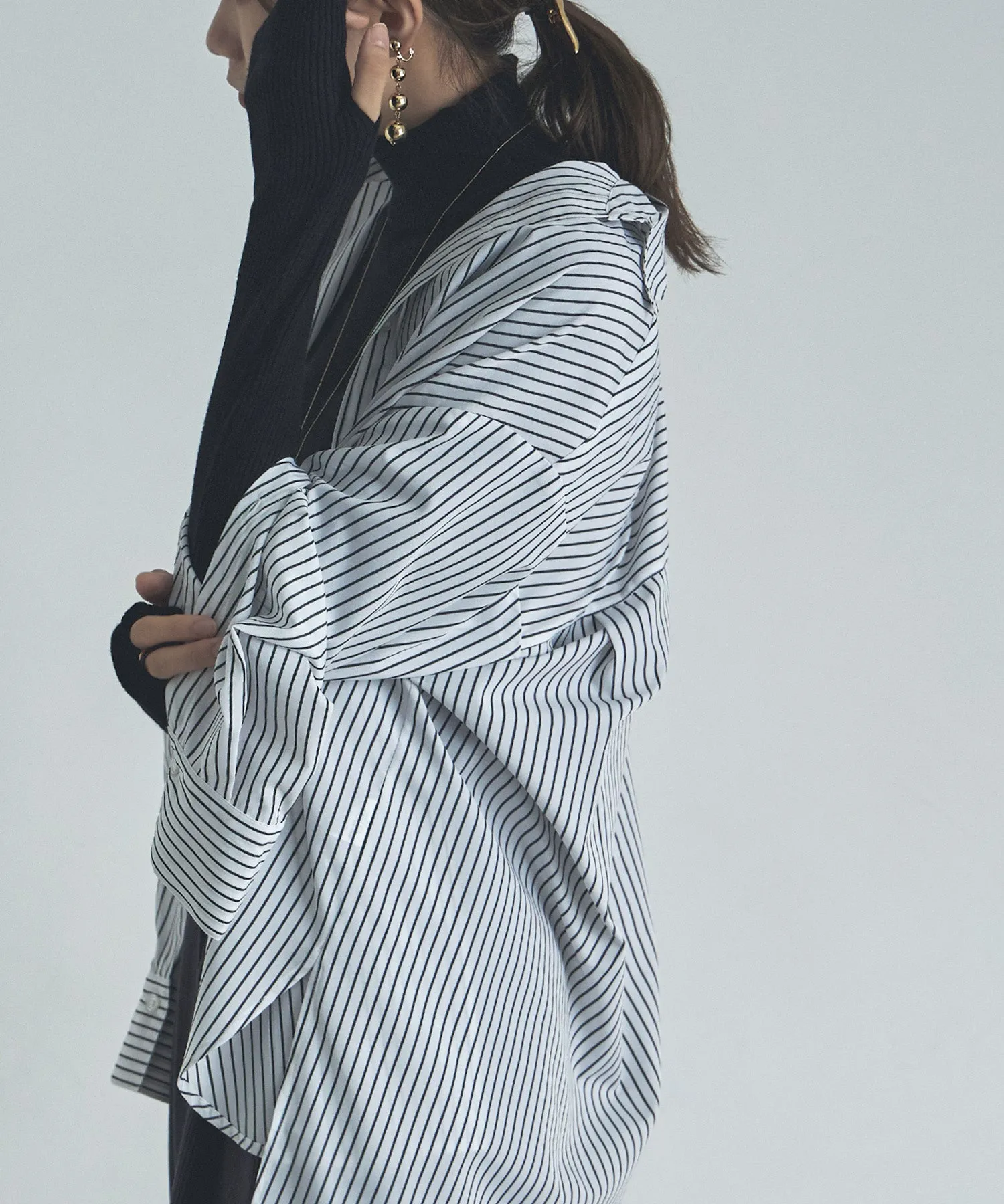 Finger hole high-neck rib knit