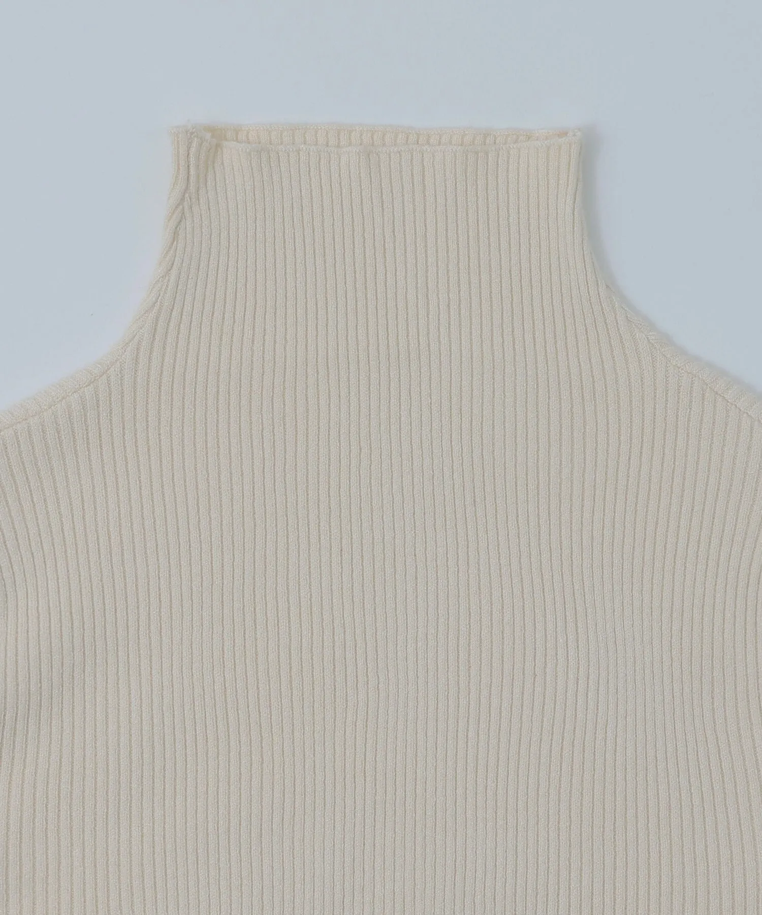 Finger hole high-neck rib knit
