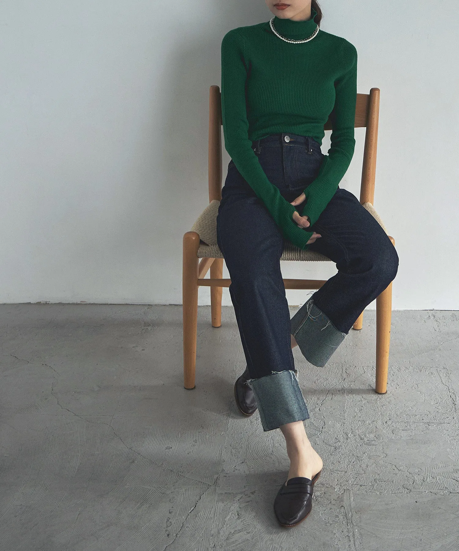 Finger hole high-neck rib knit