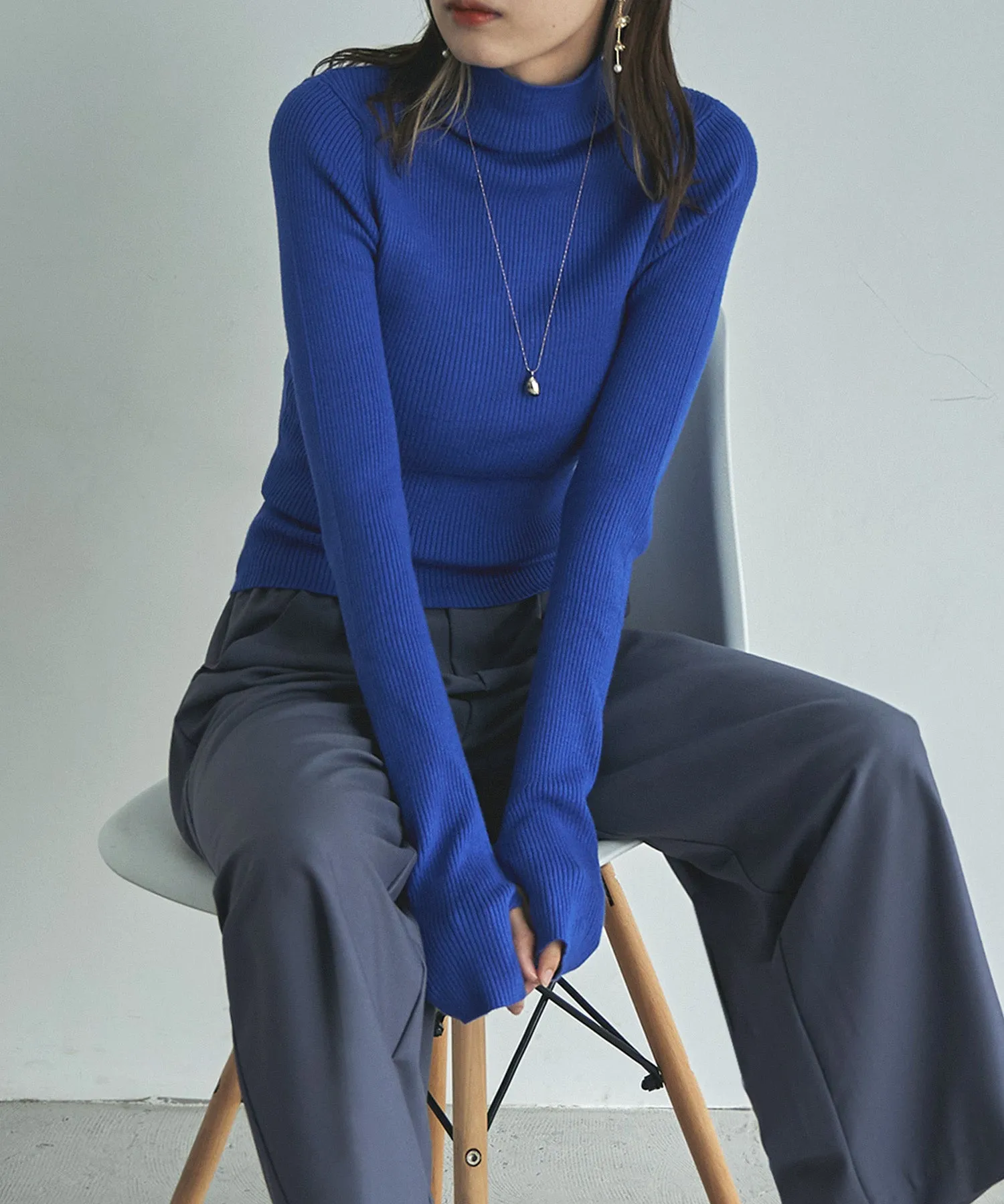 Finger hole high-neck rib knit