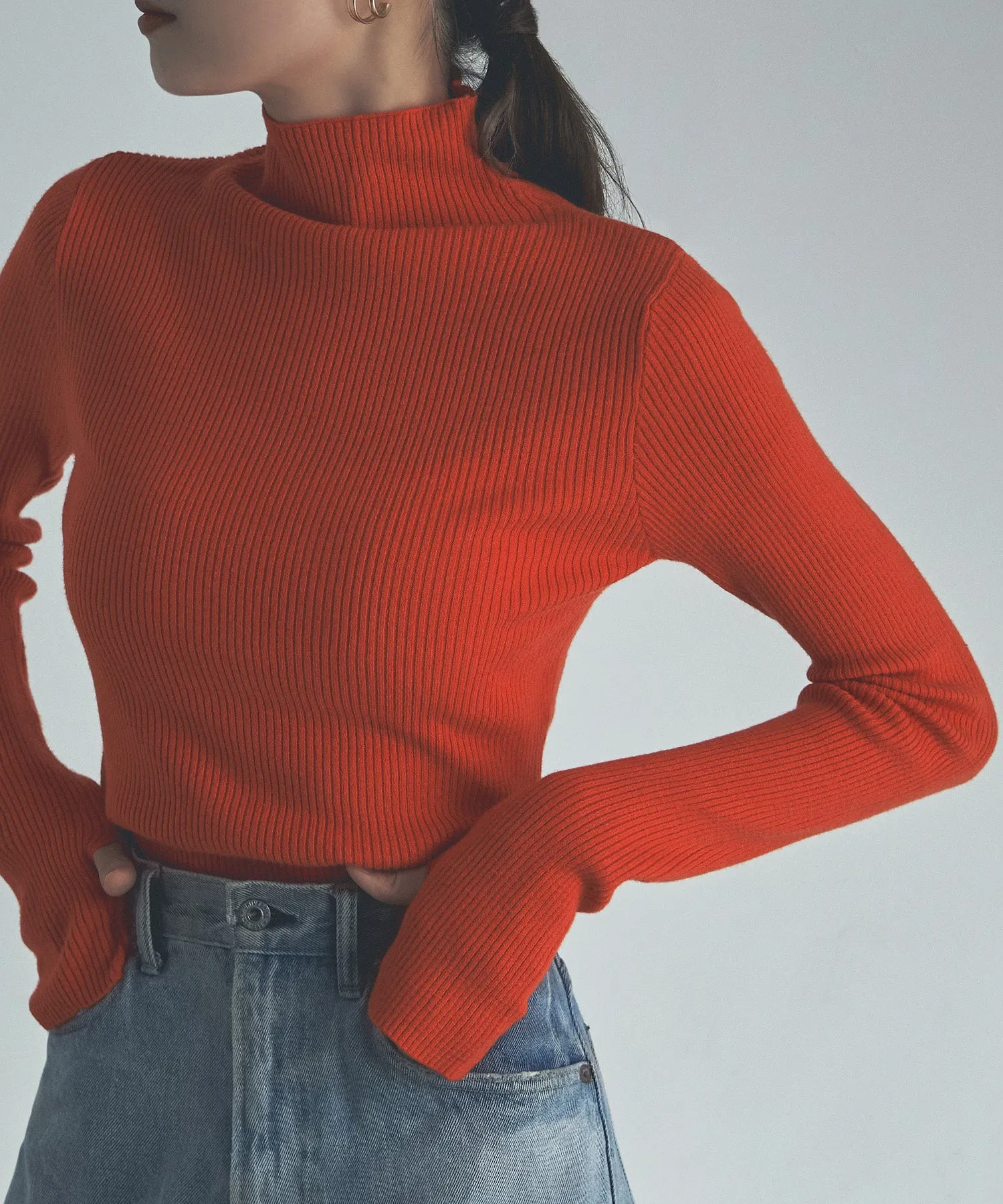 Finger hole high-neck rib knit