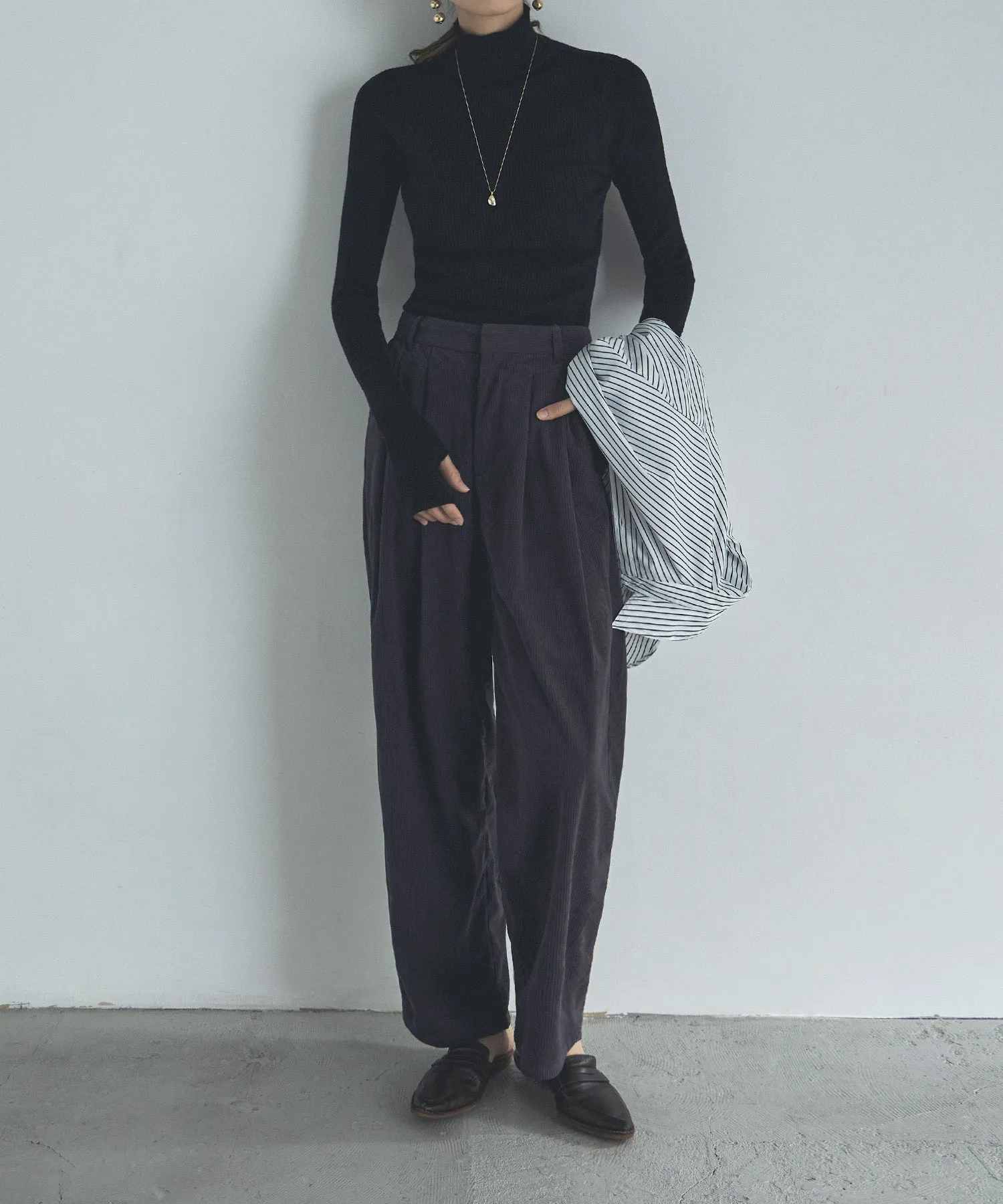 Finger hole high-neck rib knit