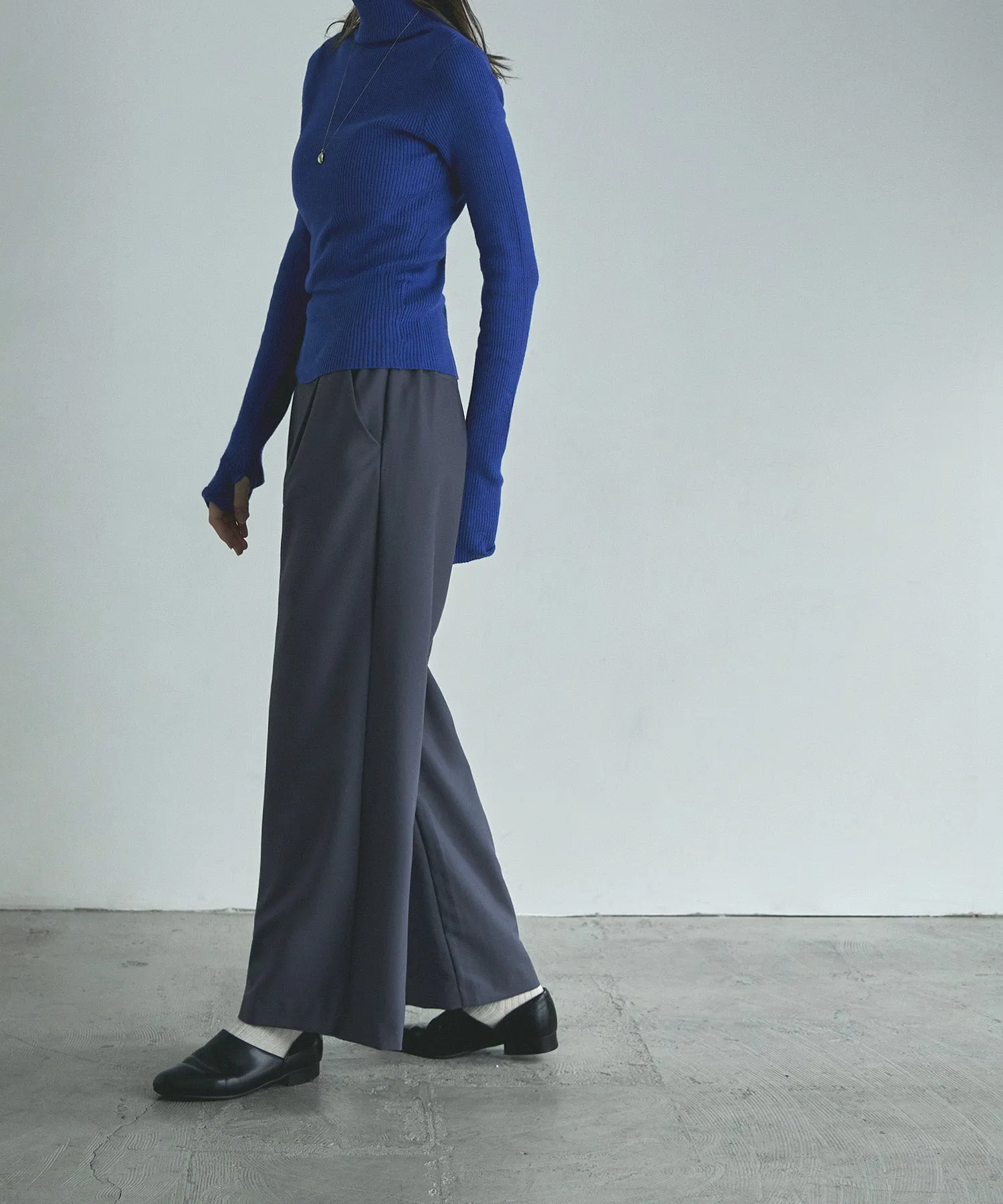 Finger hole high-neck rib knit