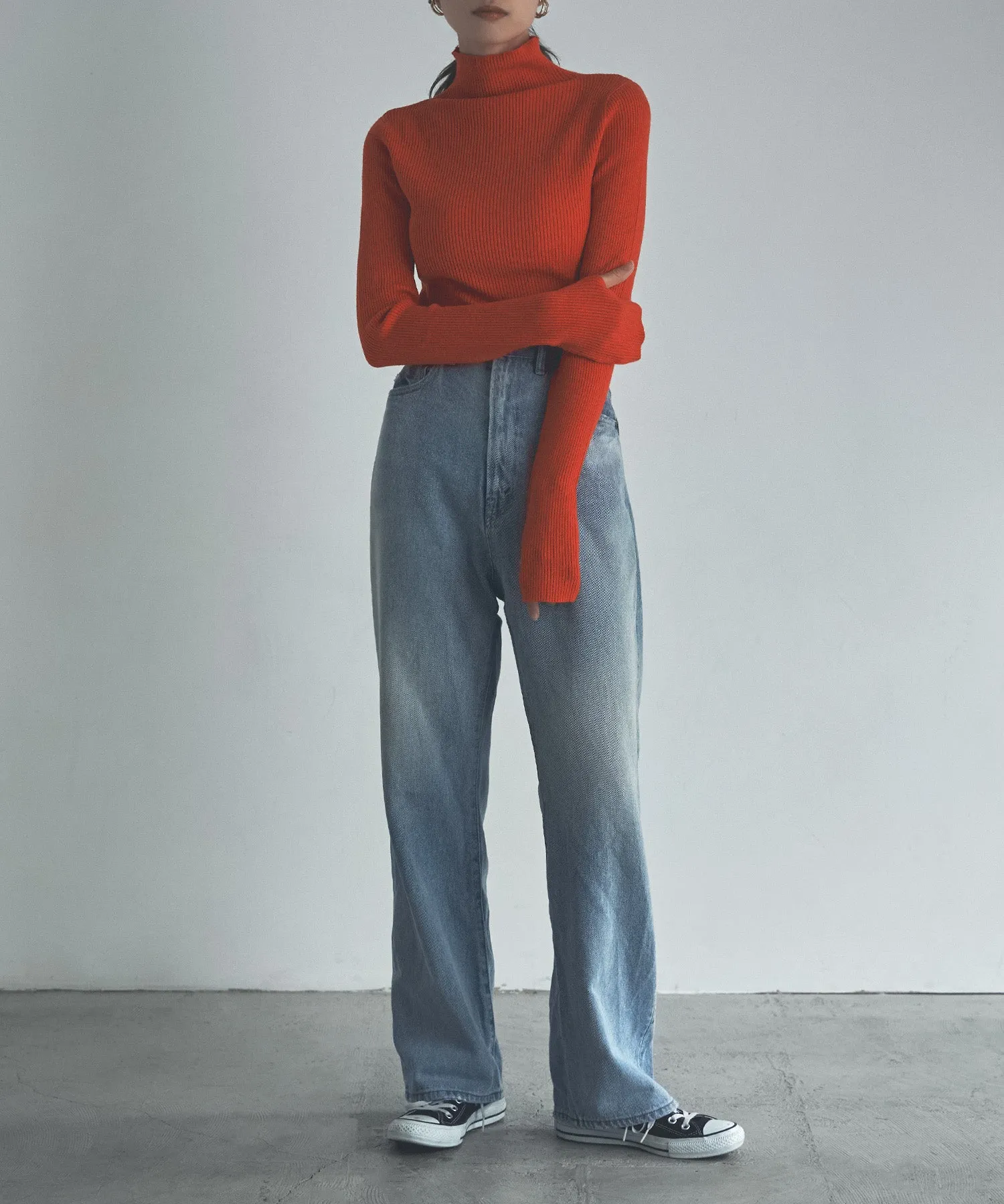 Finger hole high-neck rib knit