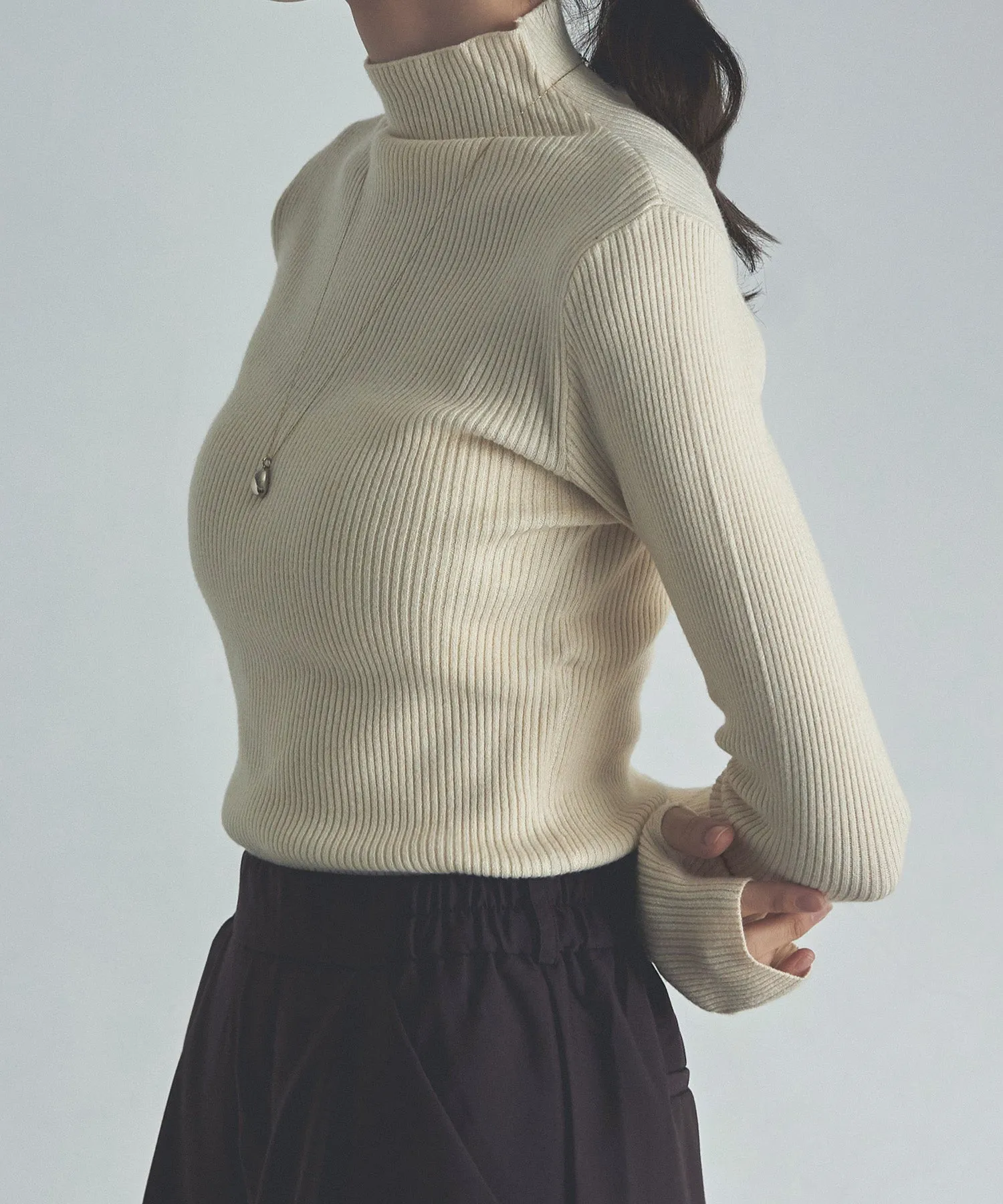 Finger hole high-neck rib knit