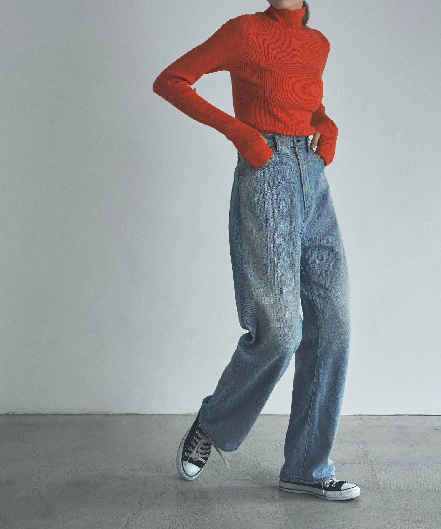 Finger hole high-neck rib knit