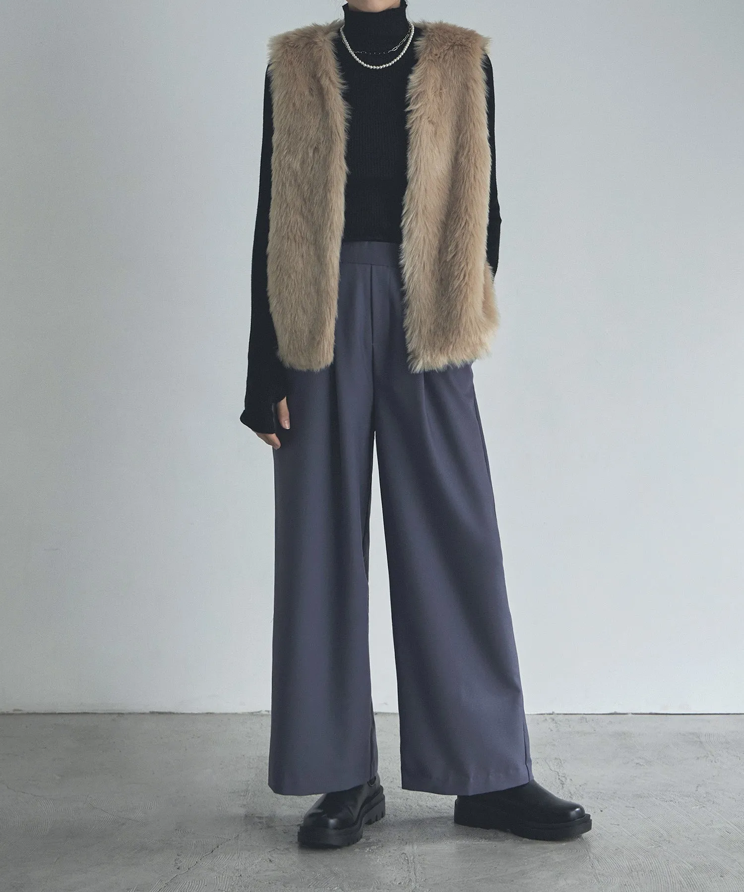 Finger hole high-neck rib knit