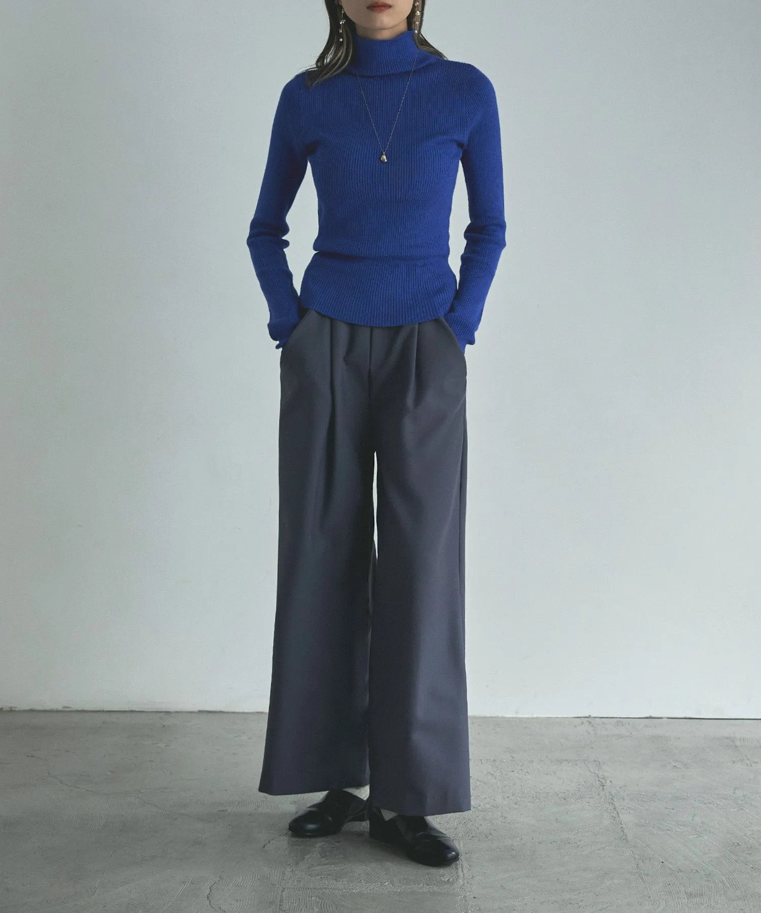 Finger hole high-neck rib knit