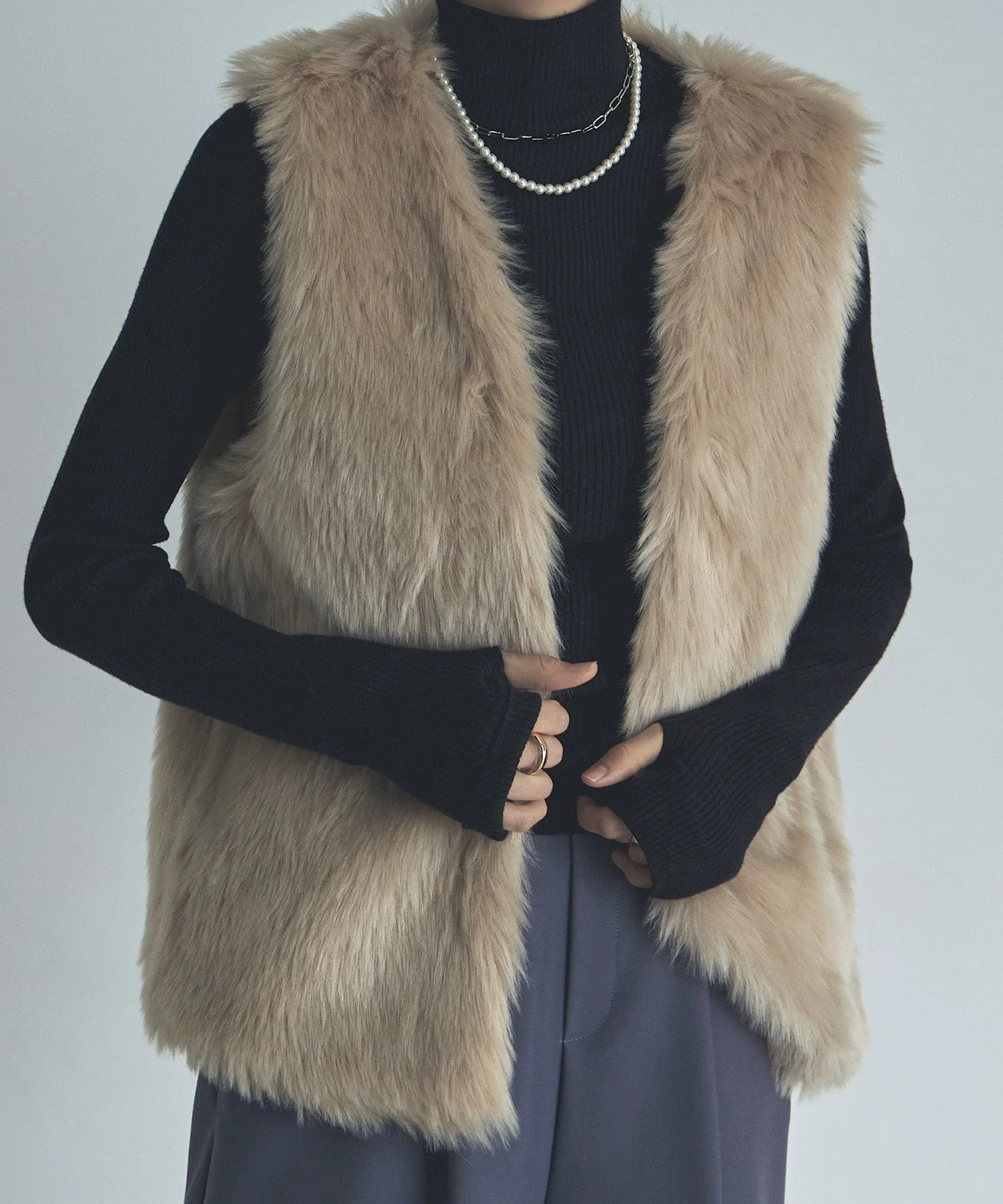 Finger hole high-neck rib knit