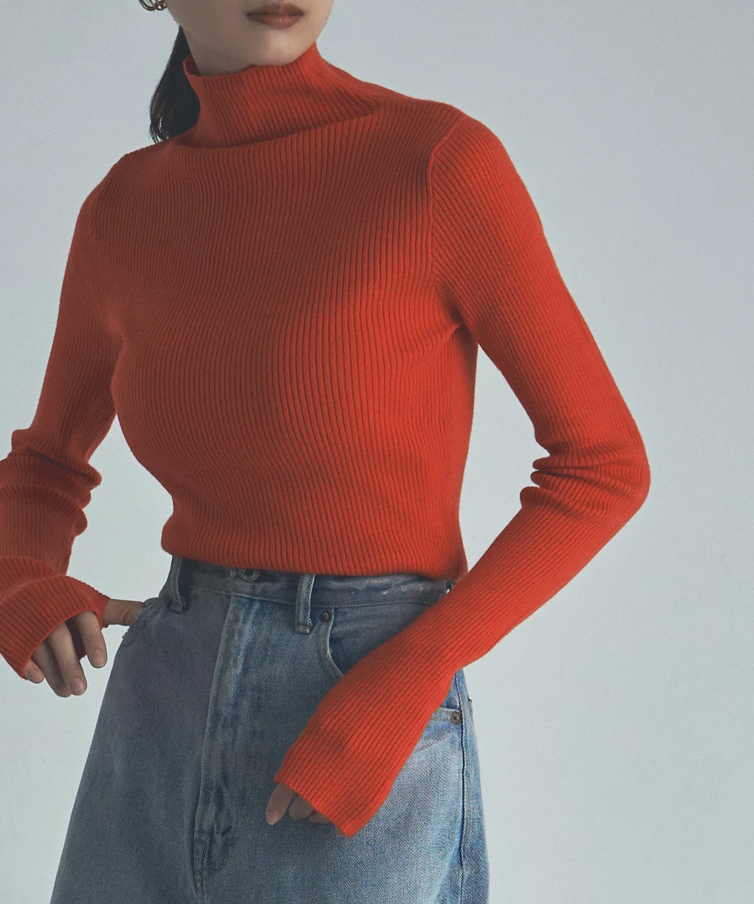 Finger hole high-neck rib knit
