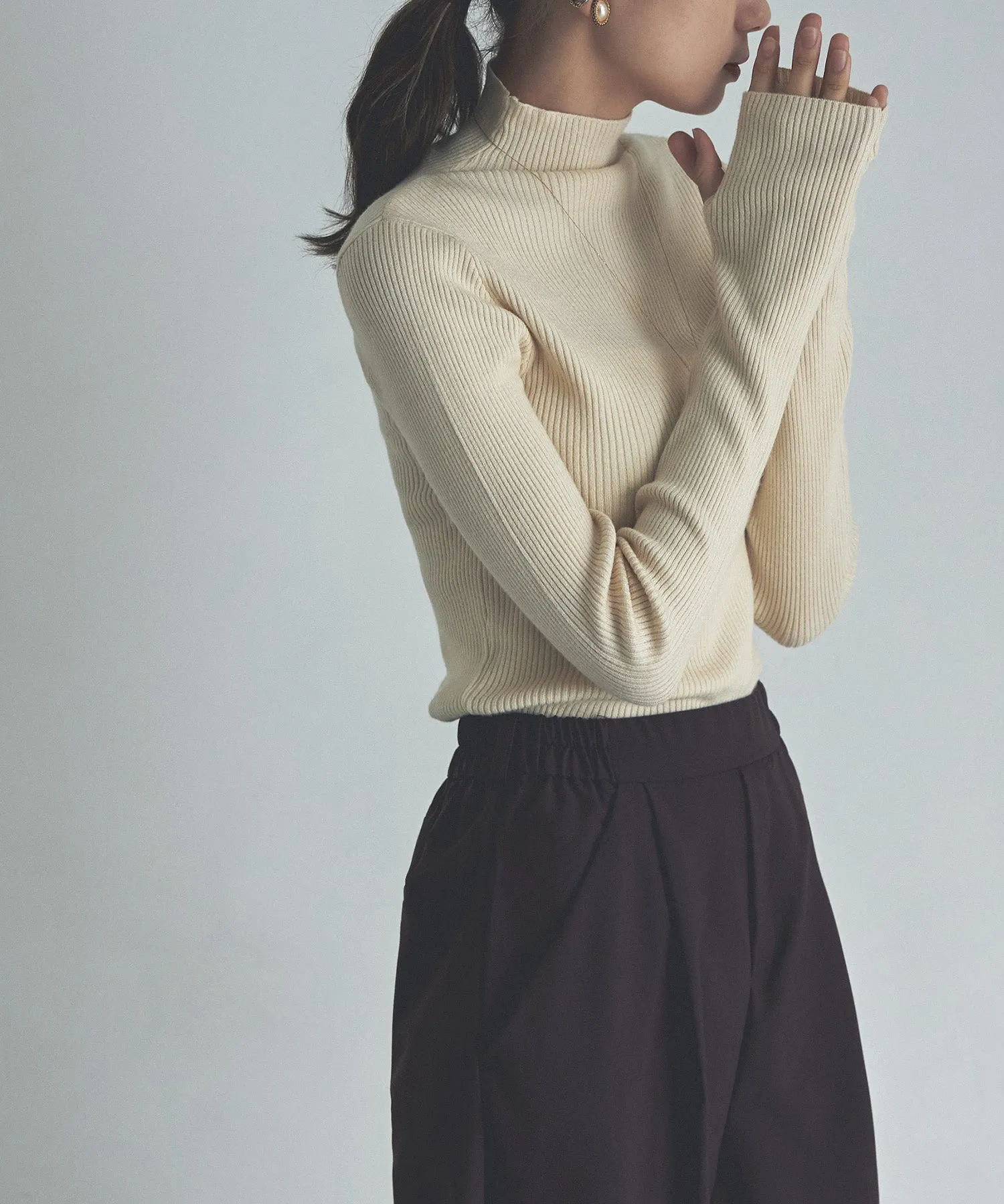 Finger hole high-neck rib knit