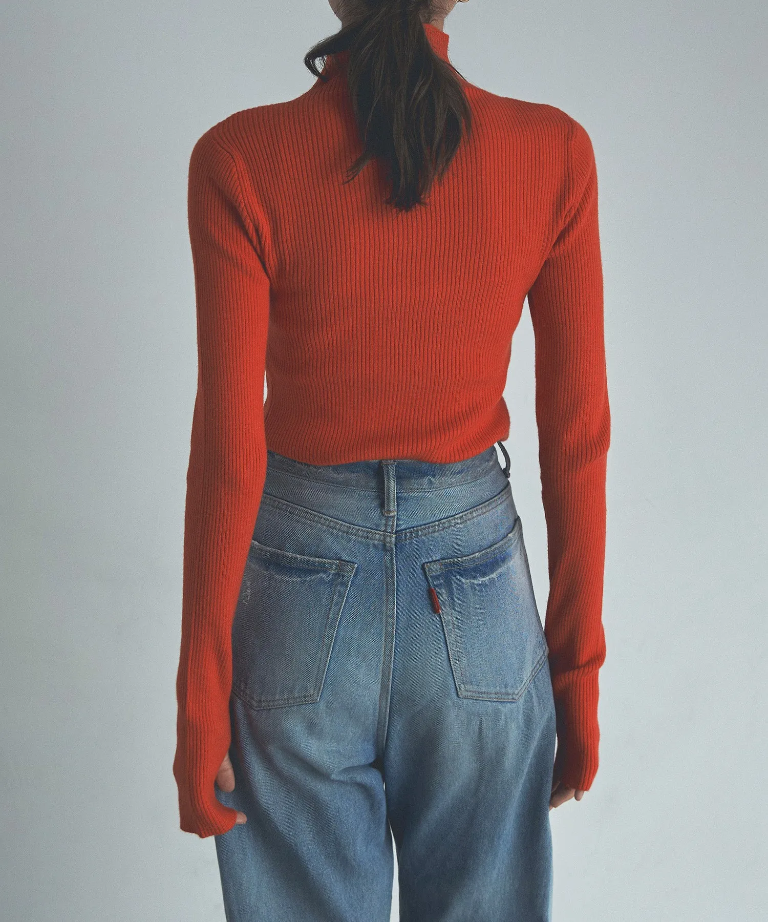 Finger hole high-neck rib knit