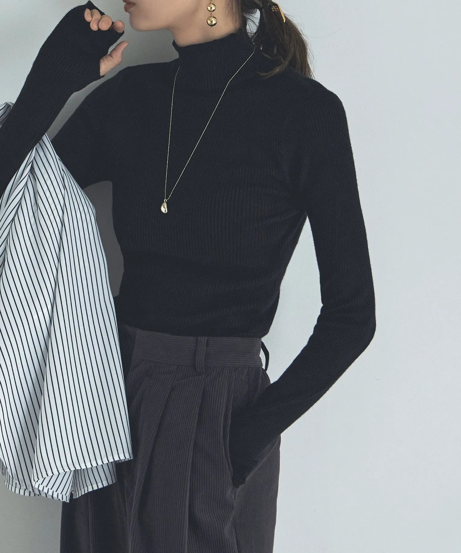 Finger hole high-neck rib knit