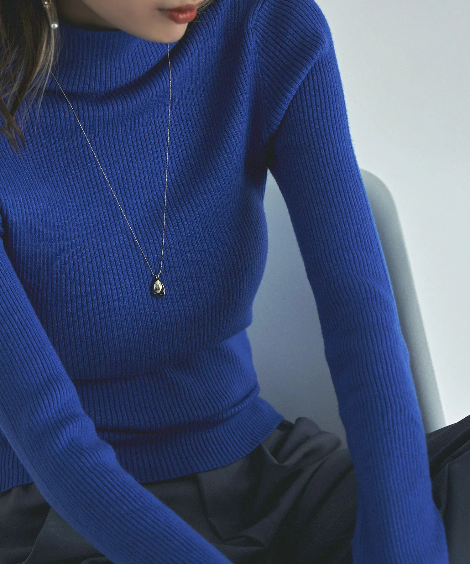 Finger hole high-neck rib knit