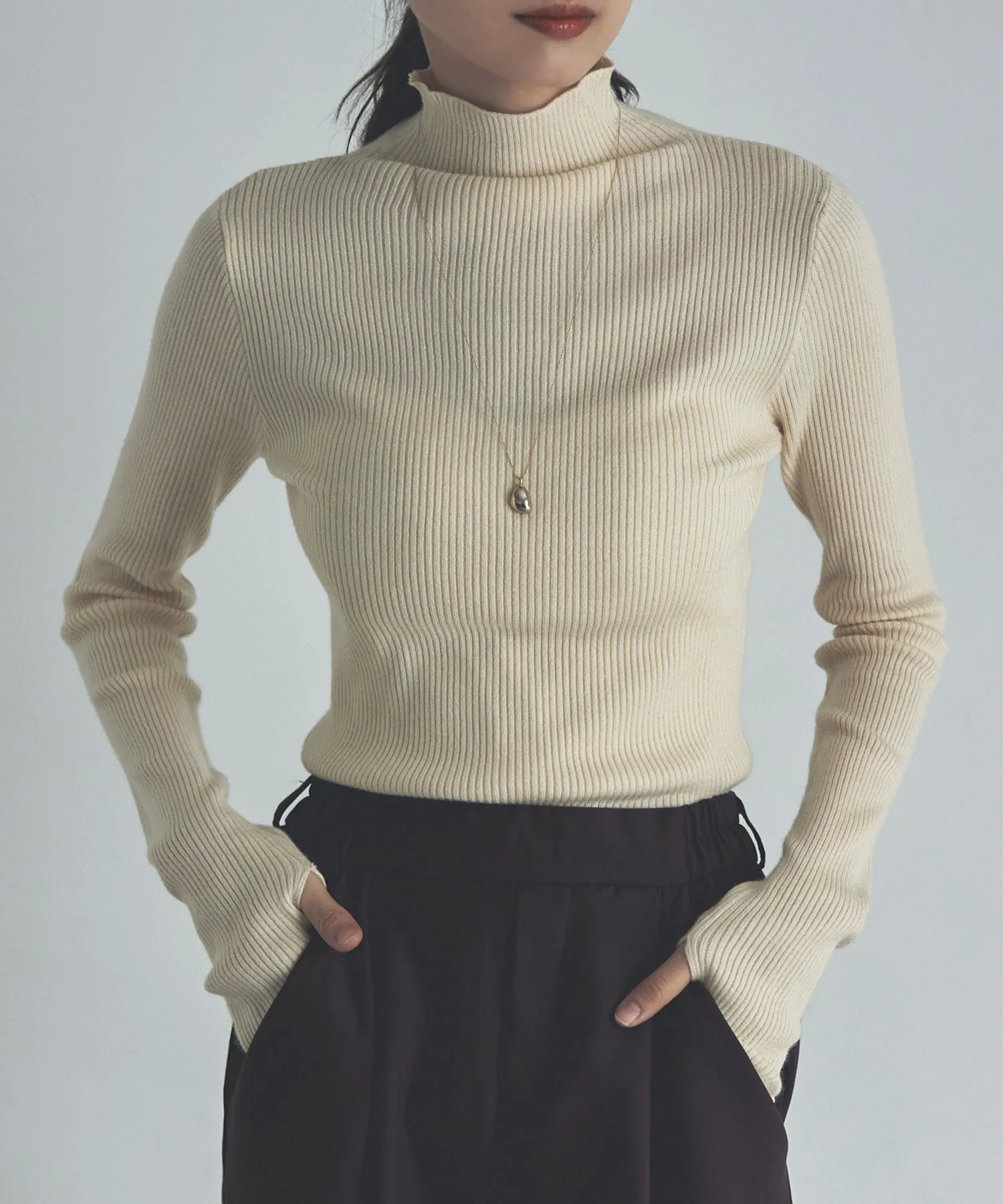 Finger hole high-neck rib knit